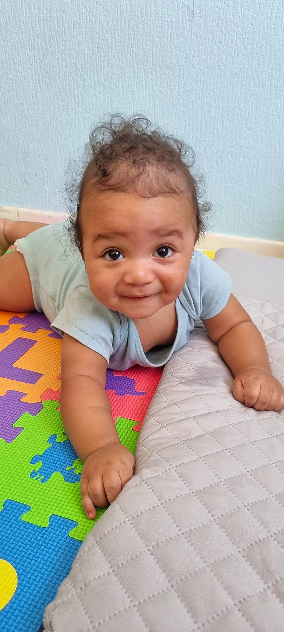Jahriel a rejoint le concours — aidez-le/la à gagner de superbes lots ! baby, baby_toddler_clothing, cheek, chin, eyebrow, facial_expression, finger, floor, flooring, gesture, hair, happy, iris, joy, lip, mouth, nose, person, skin, sleeve