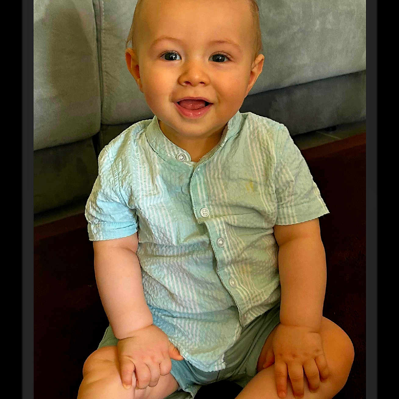 Ezio a rejoint le concours — aidez-le/la à gagner de superbes lots ! baby, casual_clothing, child, couch, cute, face, furniture, hand, happy, indoor, infant, leg, person, portrait, shirt, shorts, sitting, skin, smiling, young