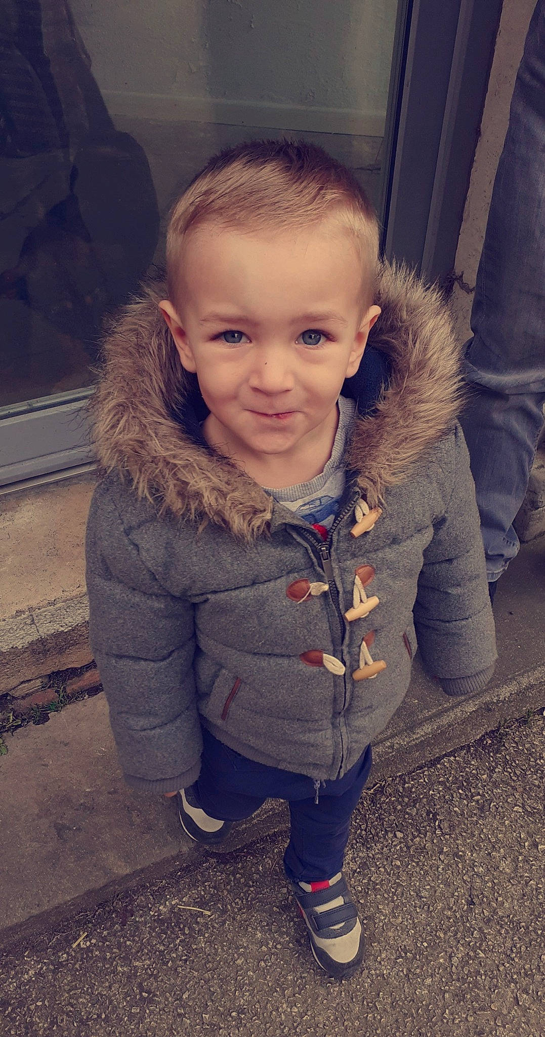 Evan participe au concours pour gagner de l'argent avec cette photo : asphalt, child, cloud, cool, eye, facial_expression, fun, hairstyle, hand, happy, head, joy, lip, mammal, person, plant, road_surface, skin, smile, standing