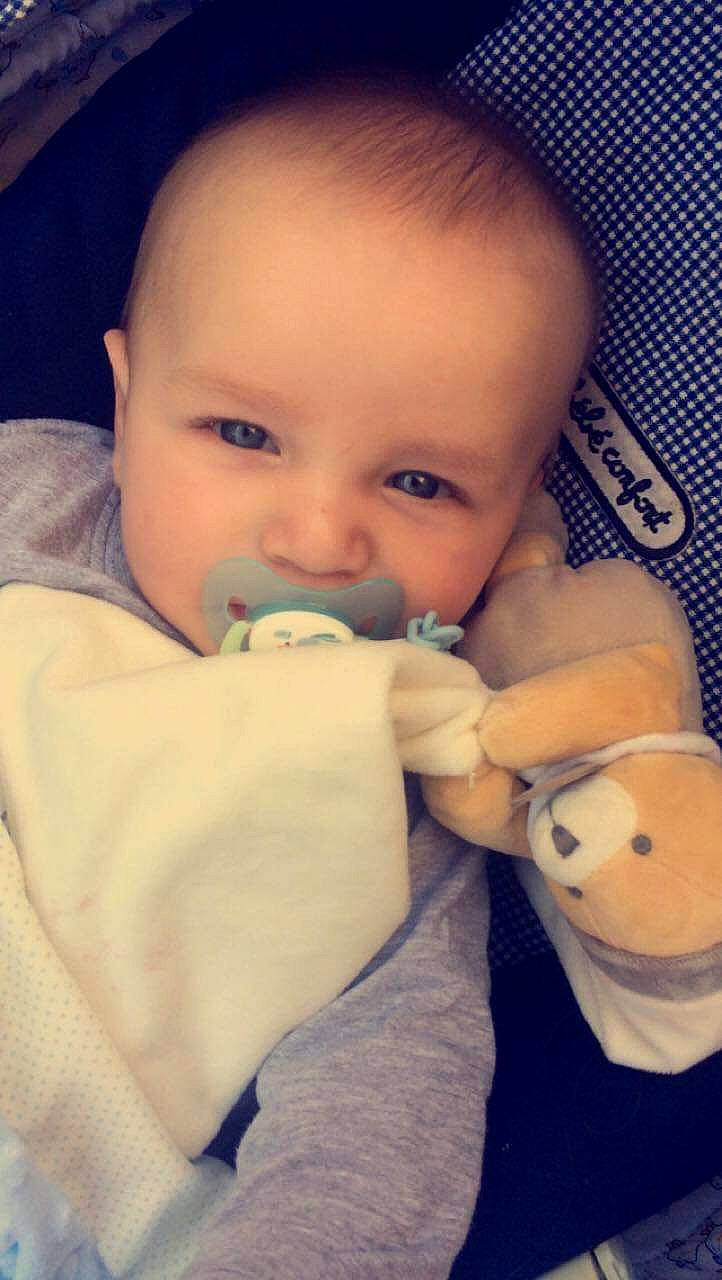 Evan a rejoint le concours — aidez-le/la à gagner de superbes lots ! baby, baby_bottle, baby_products, bottle, cheek, child, drinkware, eye, face, finger, head, home_accessories, joy, lip, mouth, nose, person, product, skin, smile