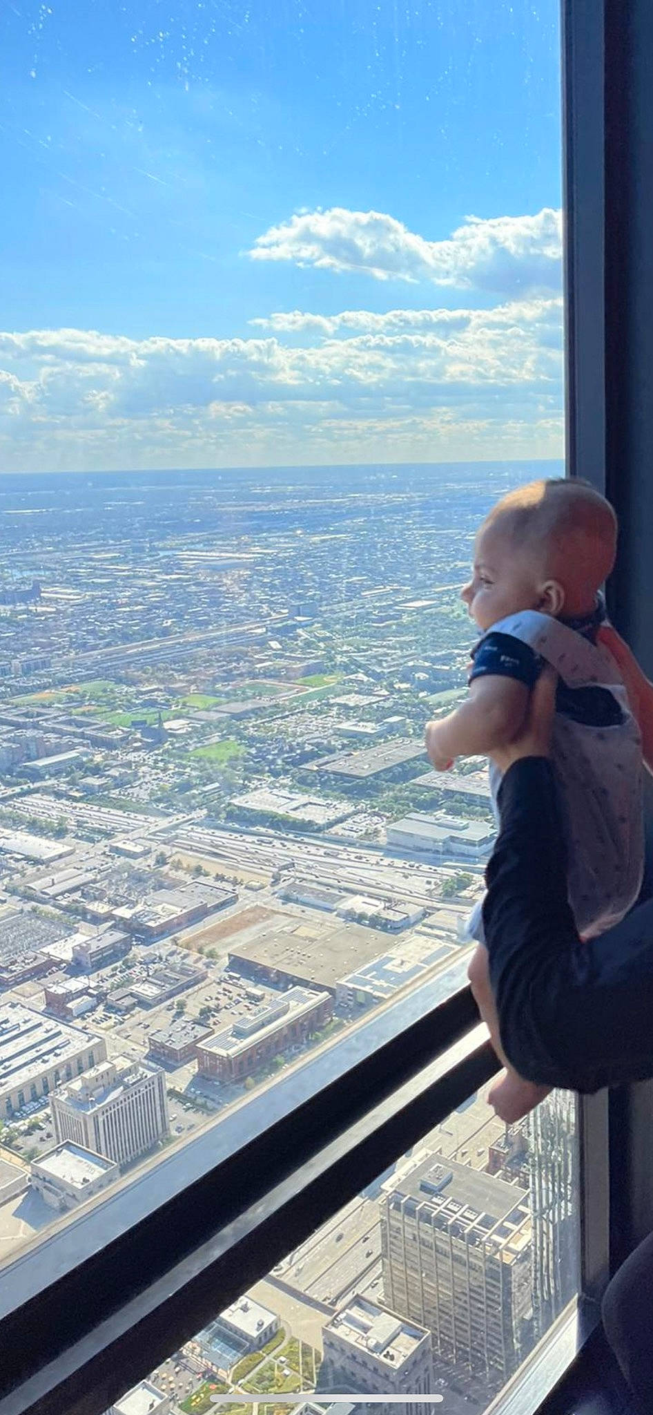 Ayaan is registered to the contest to win money with this photo: air_travel, azure, baby, blue, city, cloud, cumulus, daytime, electric_blue, fun, happy, horizon, landscape, leisure, person, sky, t_shirt, toddler, tourism, travel