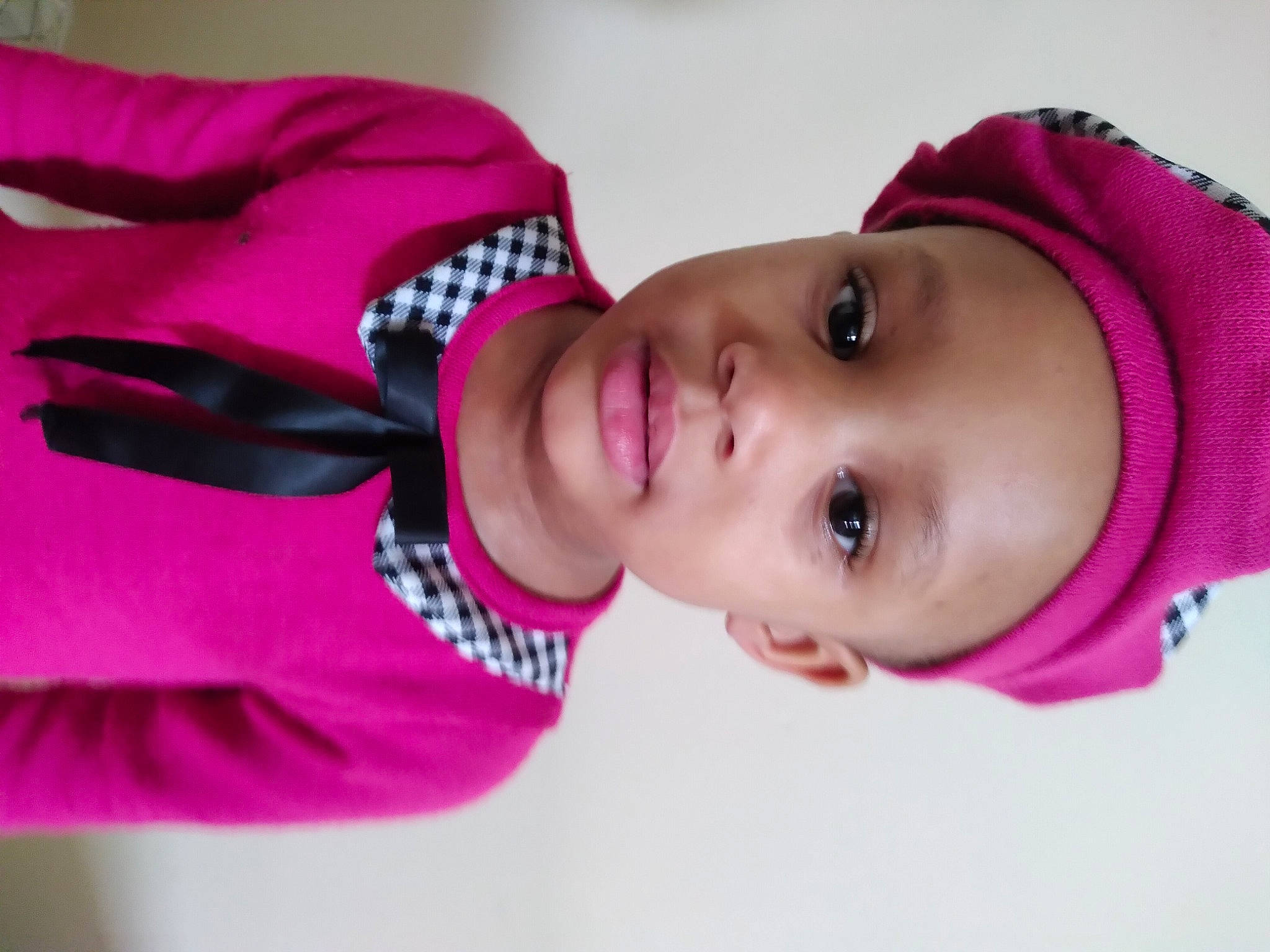 Néné participe au concours pour gagner de l'argent avec cette photo : baby, baby_toddler_clothing, cap, cheek, child, eyelash, face, happy, hat, headgear, lip, magenta, nose, person, pink, purple, skin, sleeve, smile, sun_hat