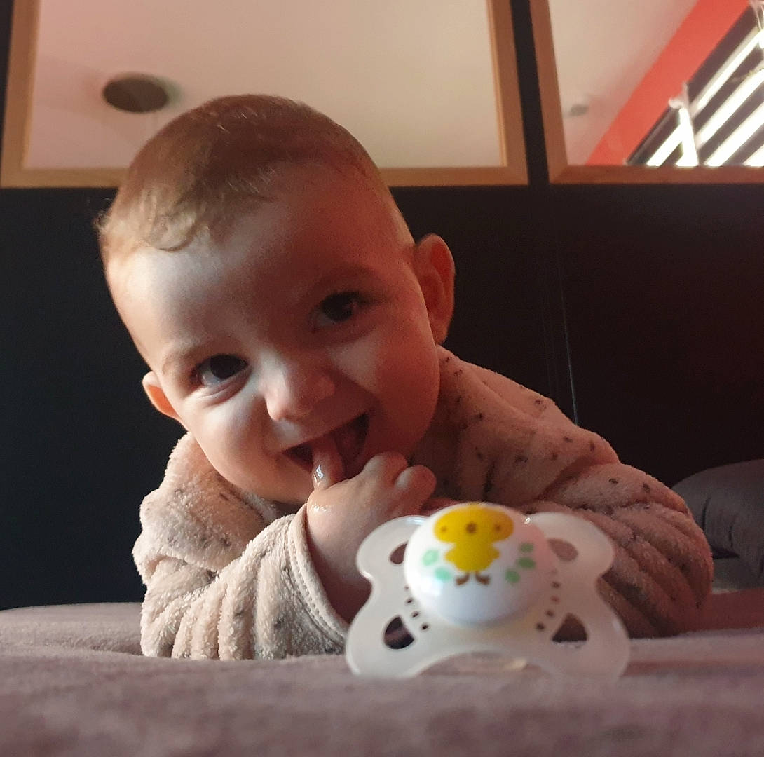 Diogo a rejoint le concours — aidez-le/la à gagner de superbes lots ! baby, baby_toddler_clothing, cheek, child, chin, eye, face, finger, flooring, happy, head, iris, mouth, nose, person, sitting, skin, smile, toddler, toy