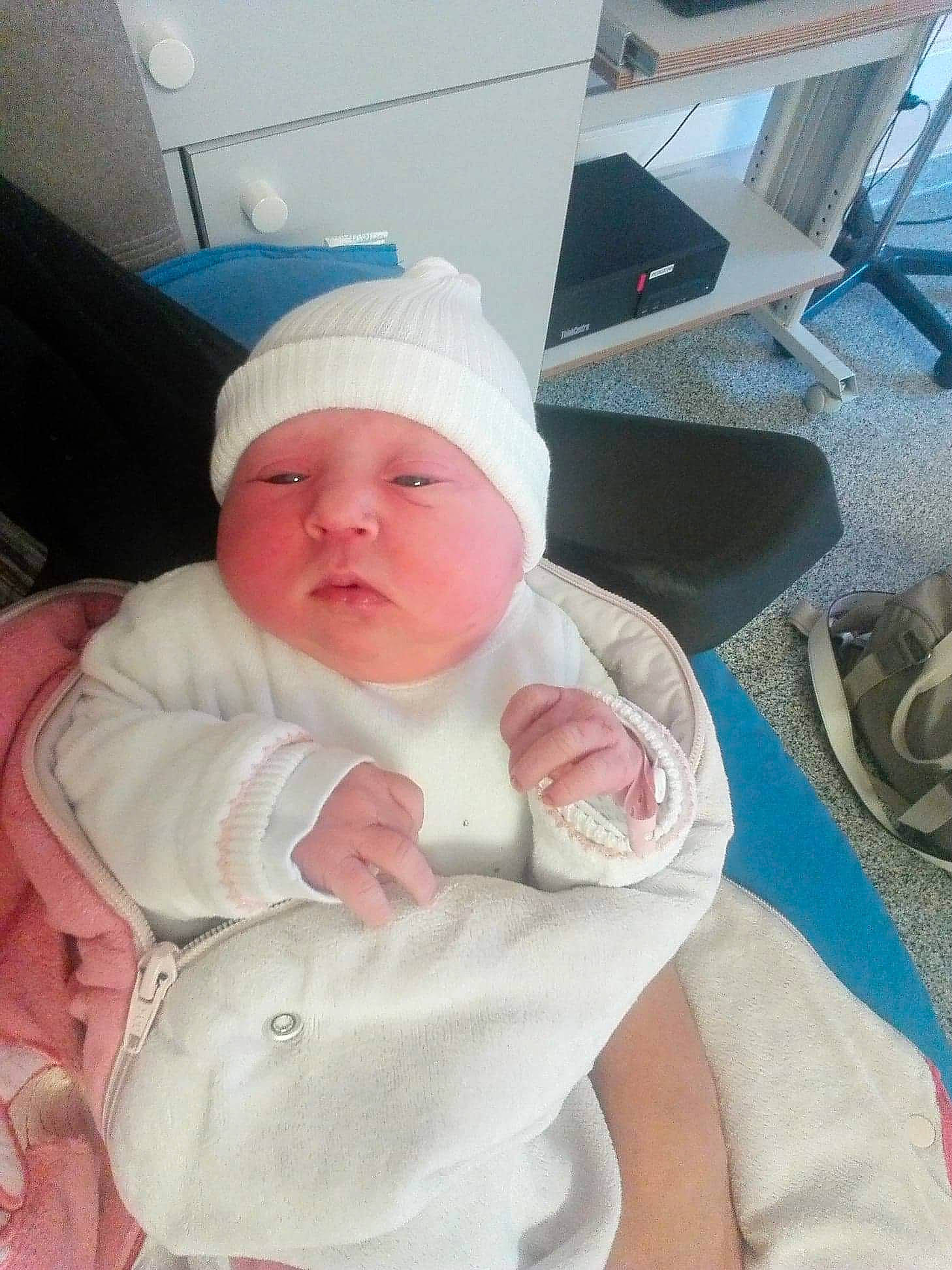 Lohane participe au concours pour gagner de l'argent avec cette photo : baby, baby_products, baby_sleeping, baby_toddler_clothing, beanie, bonnet, child, comfort, headwear, linens, person, toddler