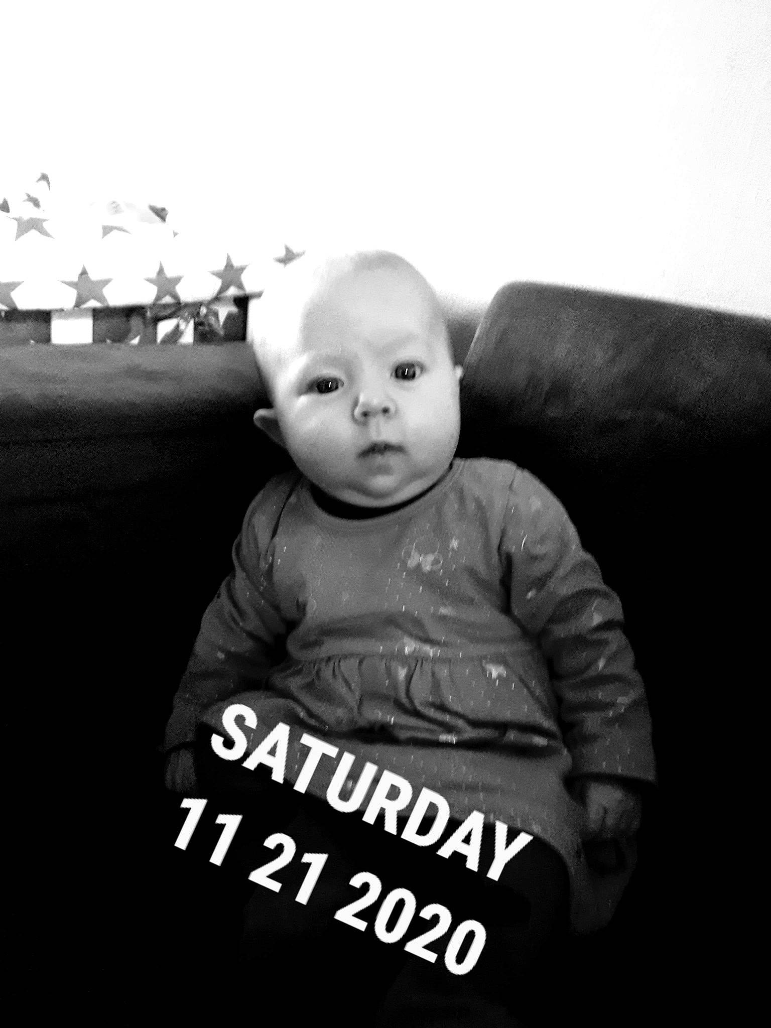 Lohane a rejoint le concours — aidez-le/la à gagner de superbes lots ! baby, baby_toddler_clothing, child, comfort, couch, flash_photography, monochrome, person, portrait_photography, sitting, toddler