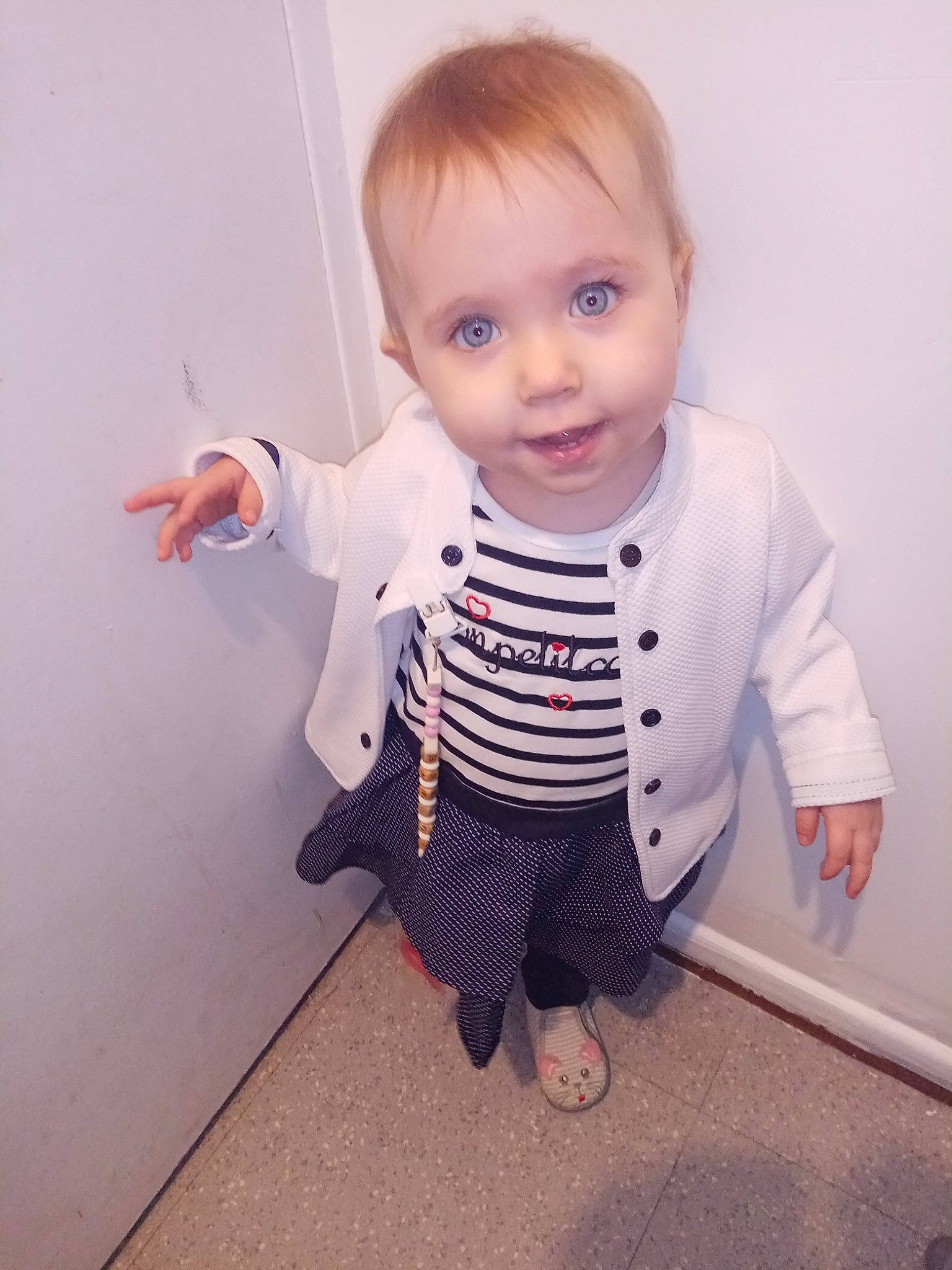 Lohane a rejoint le concours — aidez-le/la à gagner de superbes lots ! baby, baby_toddler_clothing, cheek, child, dress_shirt, eyelash, flooring, hair, happy, human_body, iris, pattern, person, rectangle, sitting, skin, sleeve, t_shirt, toddler, top