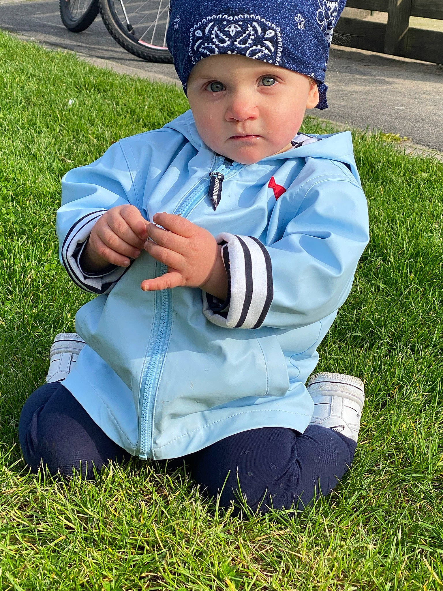 Lya a rejoint le concours — aidez-le/la à gagner de superbes lots ! baby, cap, clothing, costume_hat, denim, electric_blue, face, fun, grass, happy, hat, headwear, knee, lawn, leisure, person, shoe, sitting, sneakers, tire