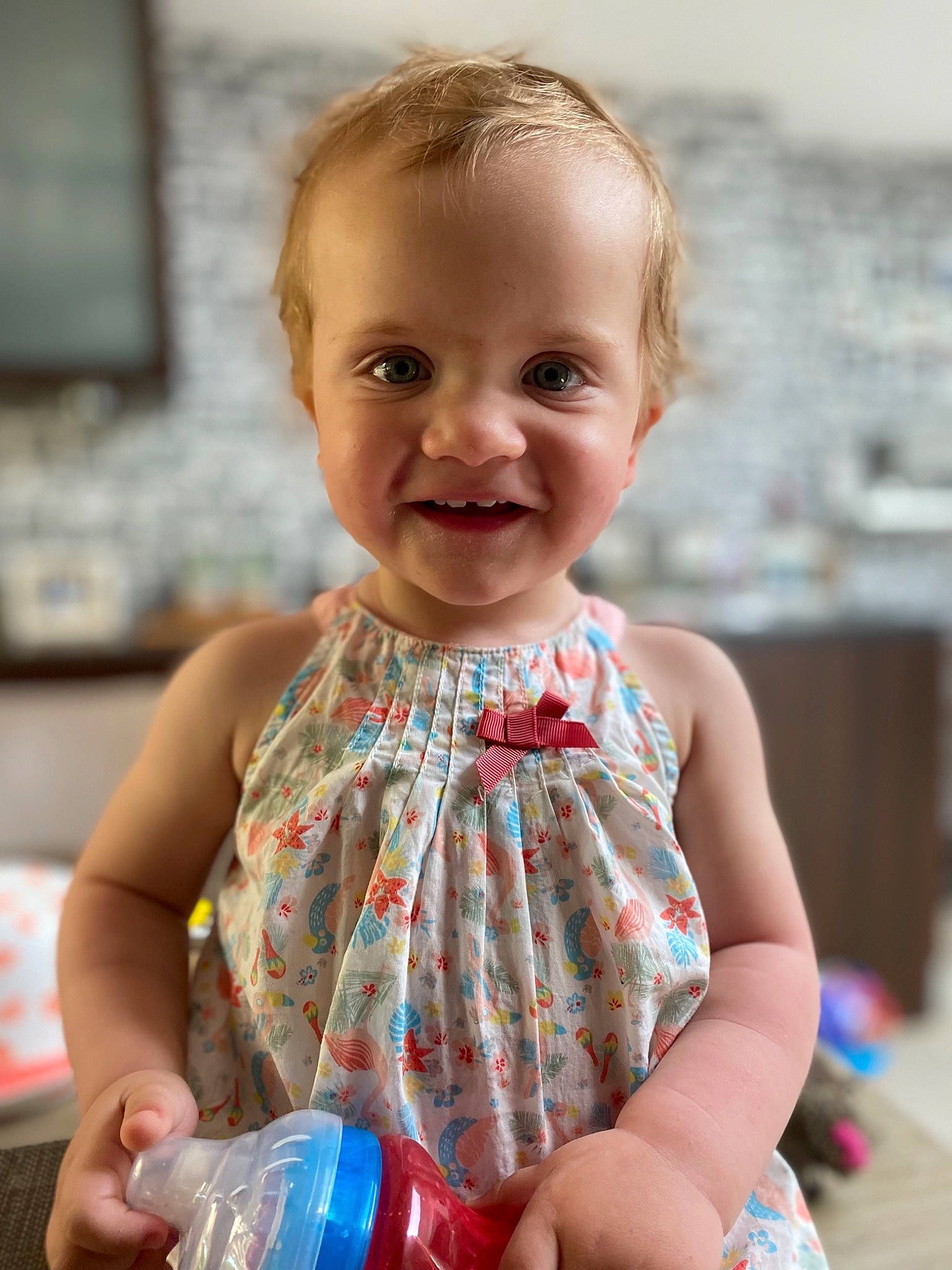 Lya a rejoint le concours — aidez-le/la à gagner de superbes lots ! baby, baby_toddler_clothing, bottle, cheek, child, dress, face, fun, happy, iris, joy, people, person, plastic_bottle, skin, sleeve, smile, standing, summer, television