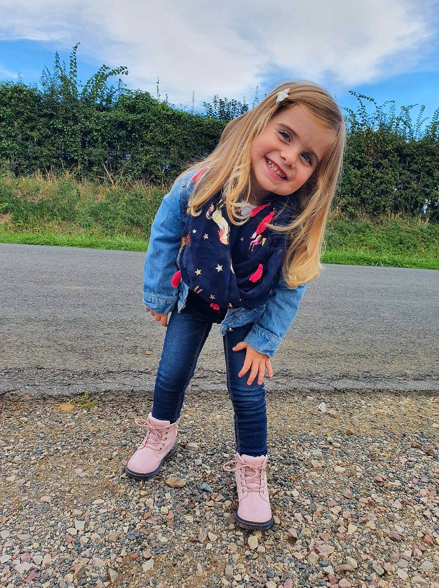 Lola a rejoint le concours — aidez-le/la à gagner de superbes lots ! asphalt, cloud, denim, electric_blue, face, flash_photography, grass, hair, happy, human_leg, joy, knee, long_hair, outerwear, people_in_nature, person, plant, sky, sleeve, smile