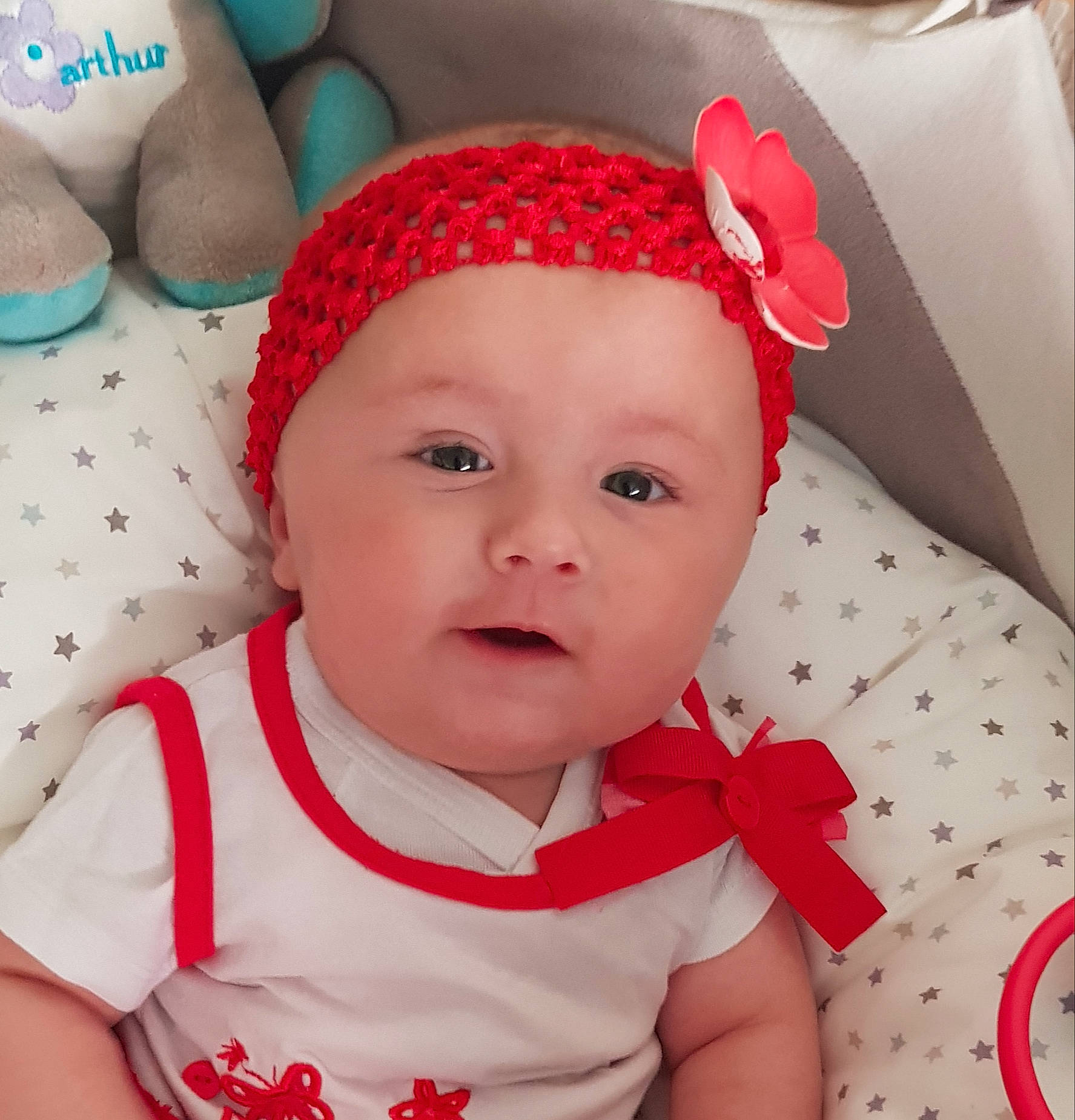 Analine a rejoint le concours — aidez-le/la à gagner de superbes lots ! baby, baby_making_funny_faces, baby_products, baby_toddler_clothing, bonnet, cheek, child, face, hair_accessory, happy, head, headband, headgear, headwear, lip, mouth, person, pink, product, skin