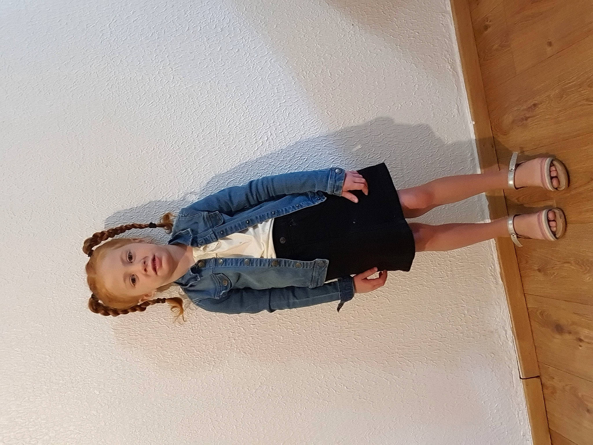 Emma a rejoint le concours — aidez-le/la à gagner de superbes lots ! comfort, denim, elbow, floor, flooring, fun, hardwood, human_leg, jeans, knee, leg, leisure, pattern, person, recreation, room, thigh, waist, walking_shoe, wood