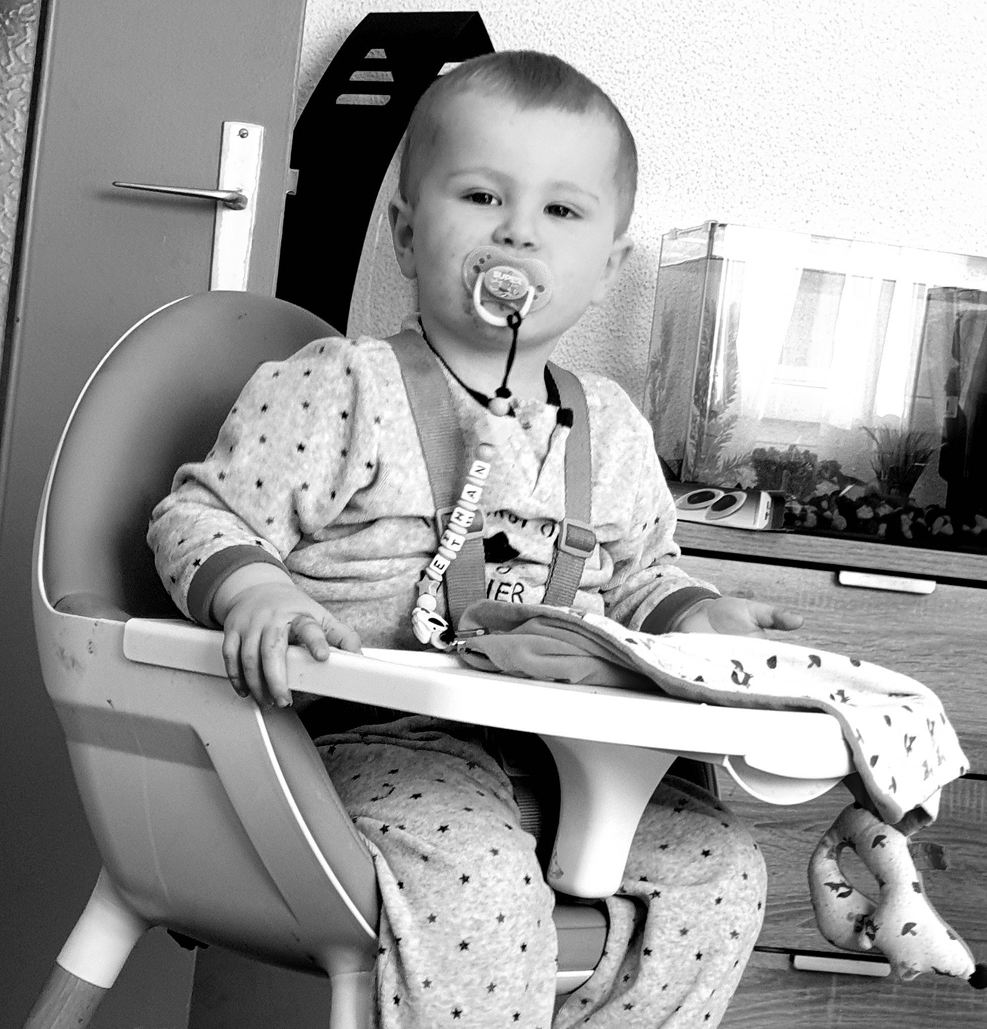 Ethan a rejoint le concours — aidez-le/la à gagner de superbes lots ! auto_part, baby, black_and_white, car_seat, child, monochrome, person, photography, sitting, smile, standing, style, toddler