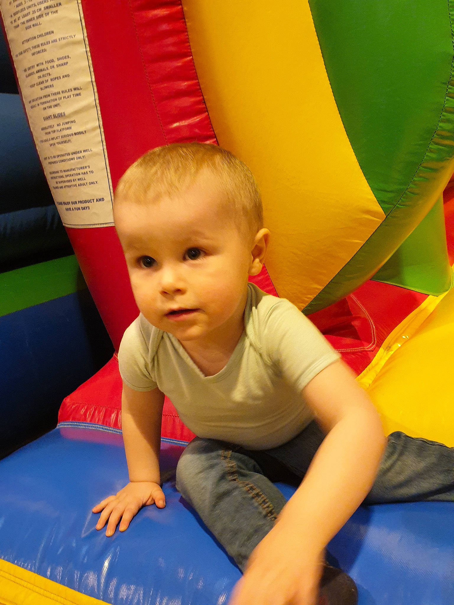 Ethan a rejoint le concours — aidez-le/la à gagner de superbes lots ! bounce_house, child, fun, games, inflatable, leisure, person, play, recreation, toddler, yellow