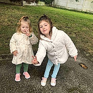 Helena Fortier a rejoint le concours — aidez-le/la à gagner de superbes lots ! child, children, outdoor, grass, backyard, coat, white_coat, peace_sign, playful, cute, two_children, sneakers, greenery, fence, happy, smile, person, casual_clothing, fall, young_kids