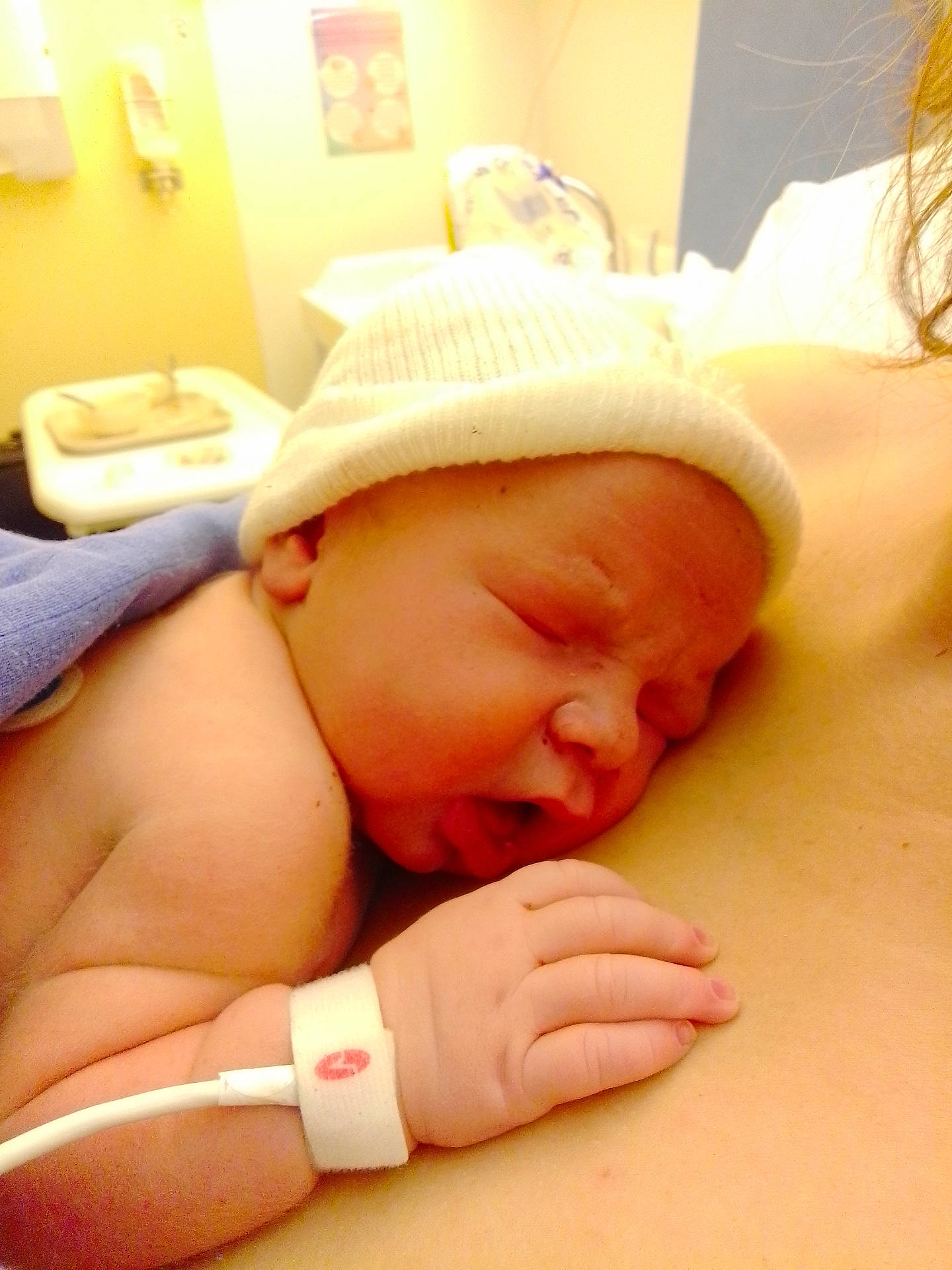 Arthur participe au concours pour gagner de l'argent avec cette photo : architecture, baby, bed, blanket, bodypart, building, cap, clothing, face, finger, furniture, glove, hand, hat, head, hospital, newborn, person, photography, portrait