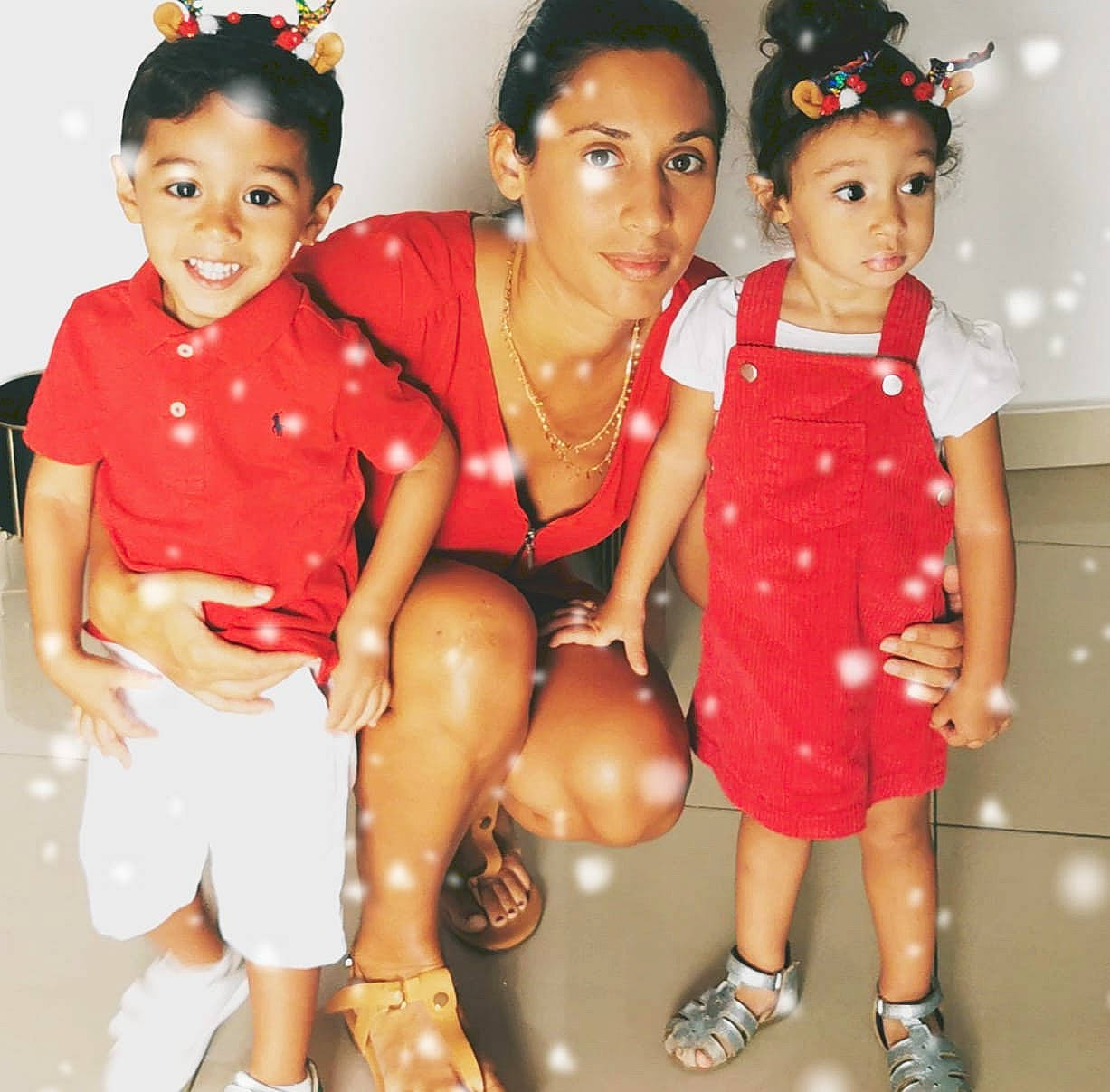 Sabrina participe au concours pour gagner de l'argent avec cette photo : adaptation, baby, baby_toddler_clothing, child, event, face, fashion_design, friendship, fun, happy, head, jewellery, joy, person, product, sandal, shorts, skin, smile, standing