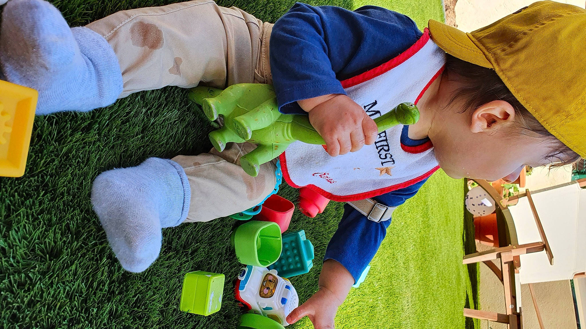 Kenzo a rejoint le concours — aidez-le/la à gagner de superbes lots ! baseball_cap, cap, child, event, fun, grass, green, hat, holiday, leisure, people_in_nature, person, play, recreation, sleeve, sock, t_shirt, toddler, toy, uniform