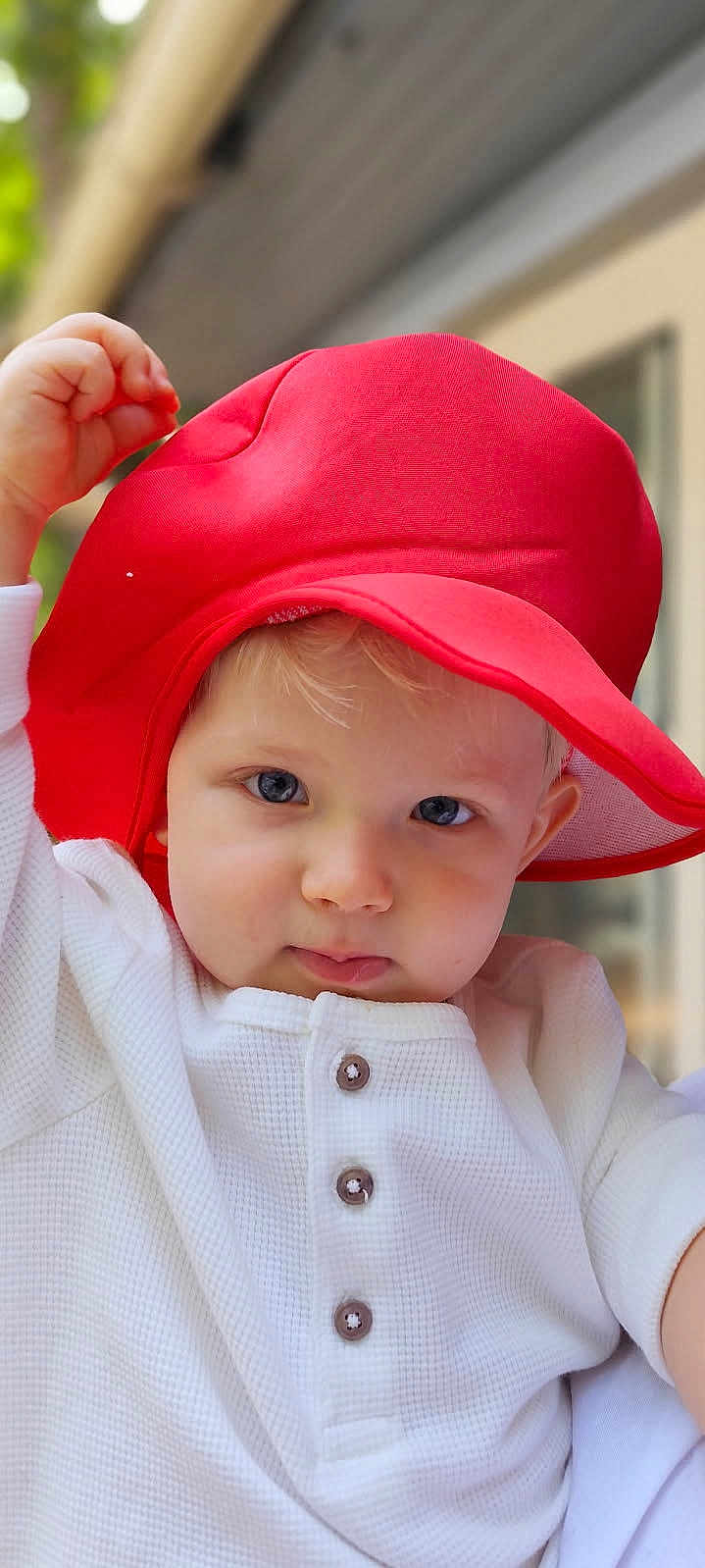 Liam participe au concours pour gagner de l'argent avec cette photo : toddler, child, red_hat, white_shirt, blue_eyes, face, portrait, cute, outdoor, buttoned_shirt, hat, expression, blonde_hair, closeup, young_child, baby, person, headwear, casual_clothing, curious