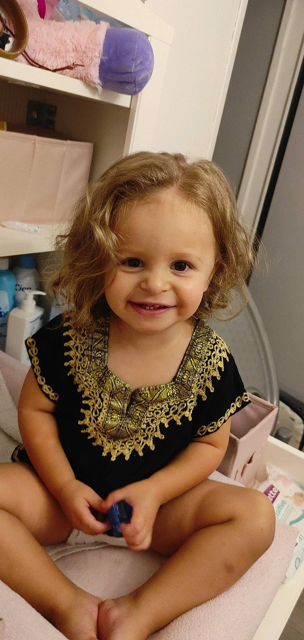 Ylana a rejoint le concours — aidez-le/la à gagner de superbes lots ! baby_toddler_clothing, beauty, blond, cheek, child, dress, embellishment, eye, facial_expression, fun, hair, hairstyle, happy, iris, joy, pattern, person, sitting, skin, sleeve