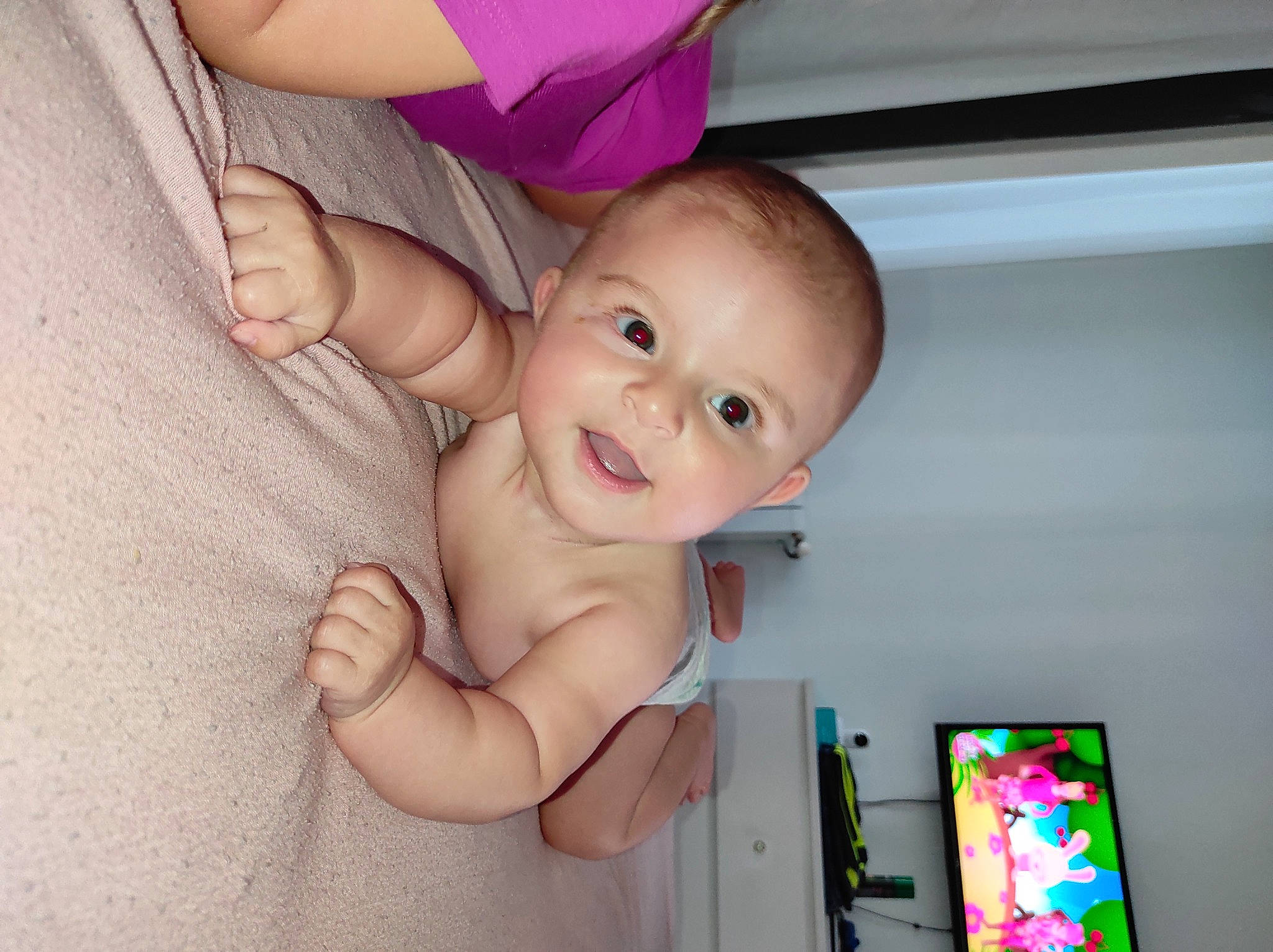 Léya a rejoint le concours — aidez-le/la à gagner de superbes lots ! arm, baby, baby_toddler_clothing, cheek, chest, child, finger, gesture, hand, happy, mouth, nail, nose, person, pink, product, skin, smile, thumb, toddler