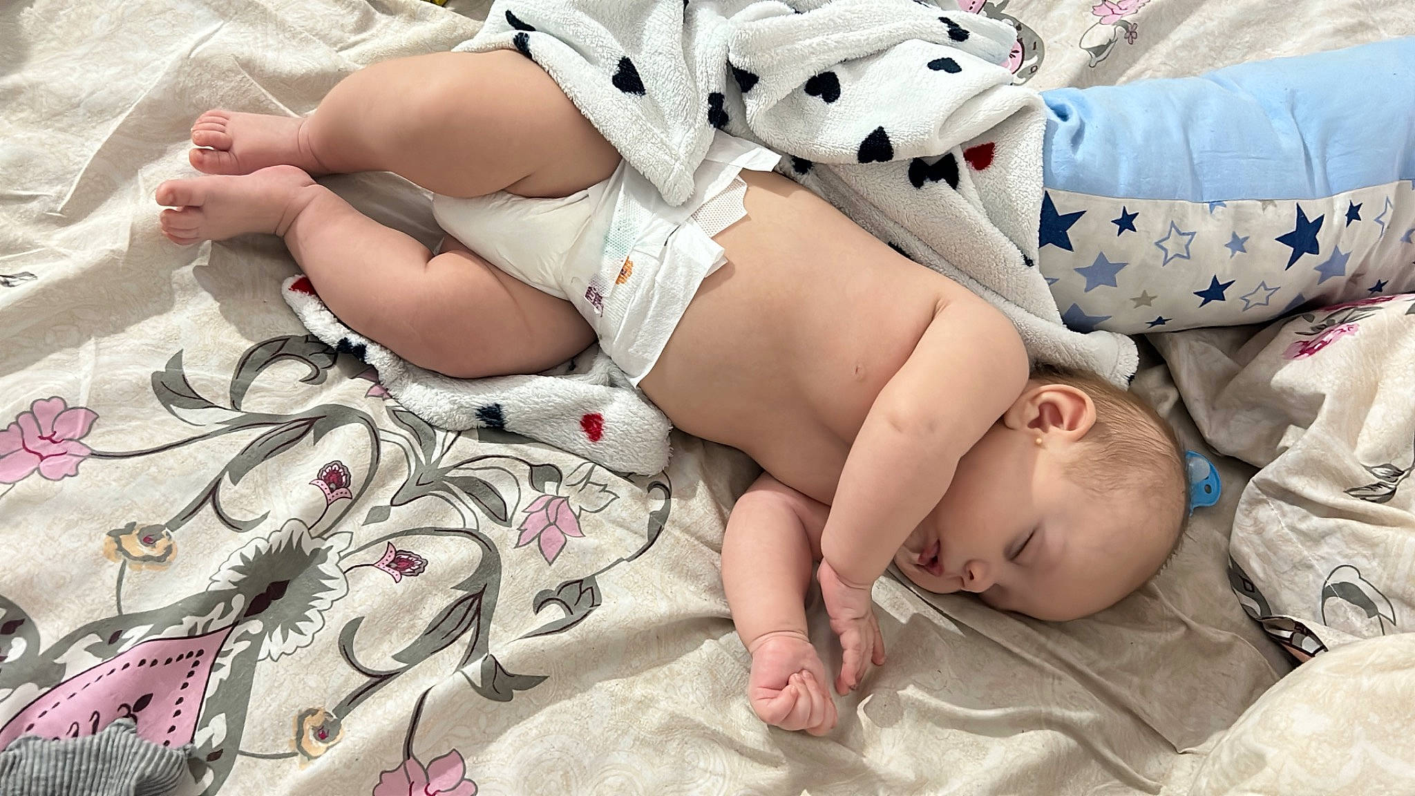 Ian Differ a rejoint le concours — aidez-le/la à gagner de superbes lots ! abdomen, baby, chest, comfort, glasses, hand, human_body, human_leg, knee, linens, lingerie_top, mouth, pattern, person, photograph, skin, thigh, toddler, trunk, undergarment