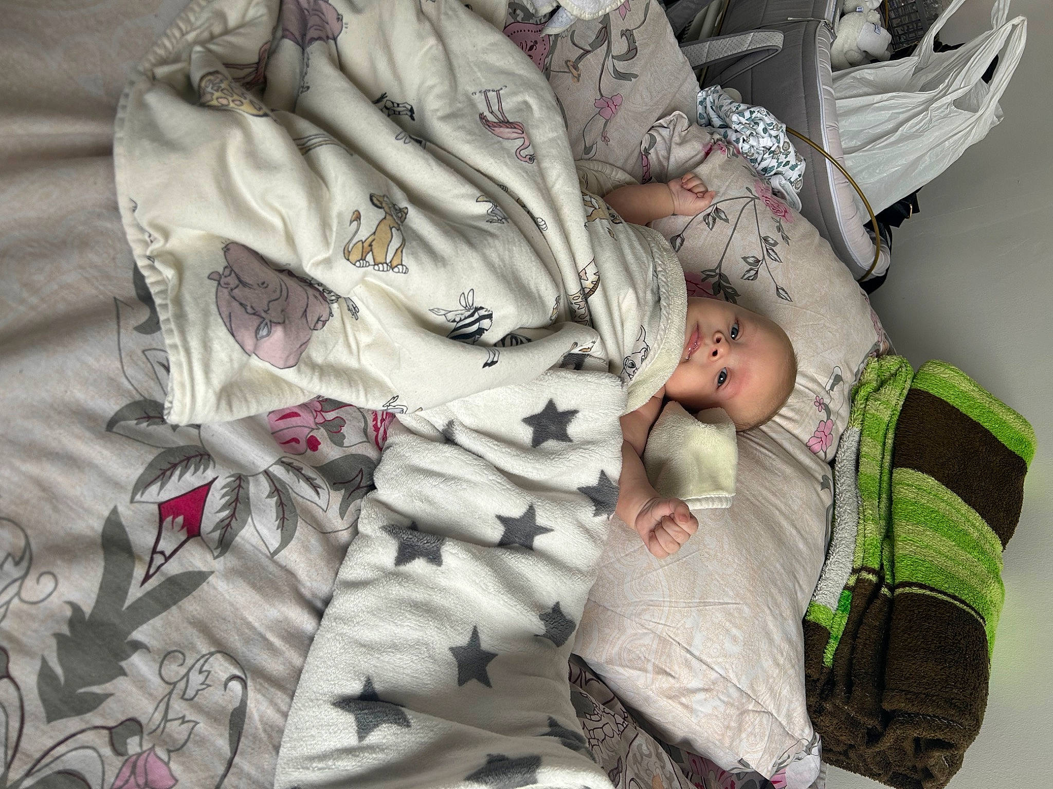 Ian Differ a rejoint le concours — aidez-le/la à gagner de superbes lots ! baby, baby_products, baby_toddler_clothing, bed_sheet, bedding, carmine, child, comfort, couch, grey, hand, linens, nap, pattern, person, room, sleep, sleeve, t_shirt, textile