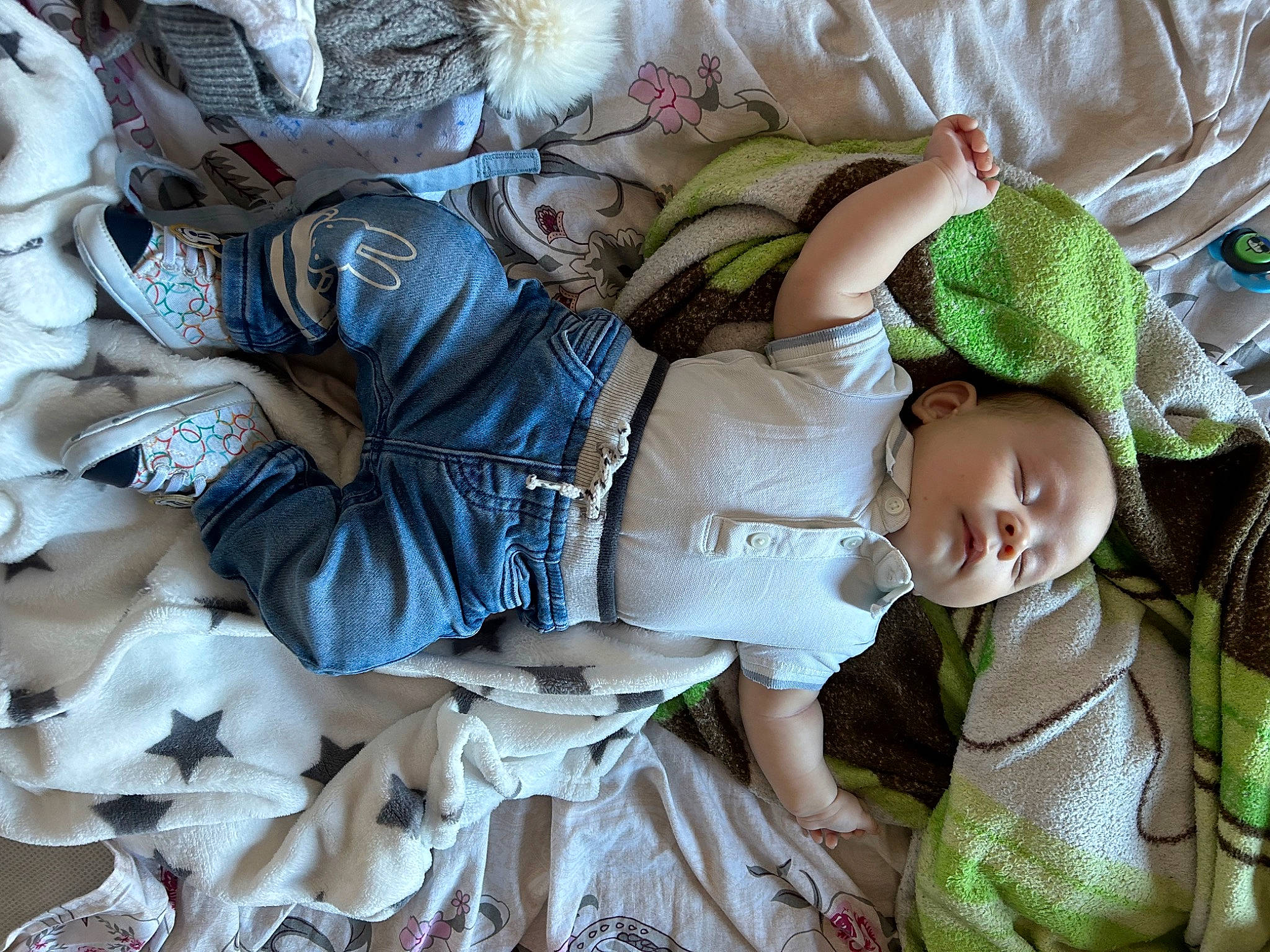 Ian Differ a rejoint le concours — aidez-le/la à gagner de superbes lots ! baby, baby_products, baby_toddler_clothing, child, comfort, head, human_body, linens, nap, pattern, person, room, sitting, sleep, textile, toddler, tree