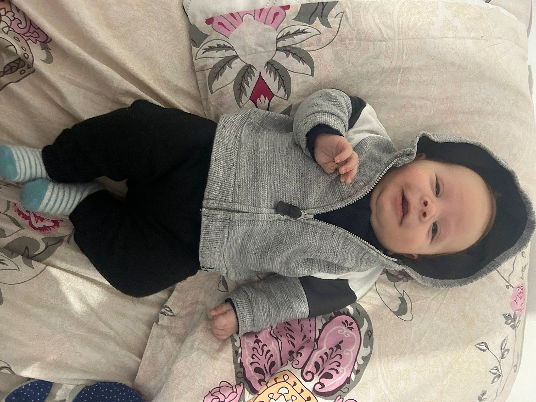 Ian Differ participe au concours pour gagner de l'argent avec cette photo : baby, baby_sleeping, baby_toddler_clothing, bedding, bedtime, child, comfort, couch, eye, face, head, leg, linens, nap, pattern, person, pink, room, skin, sleeve