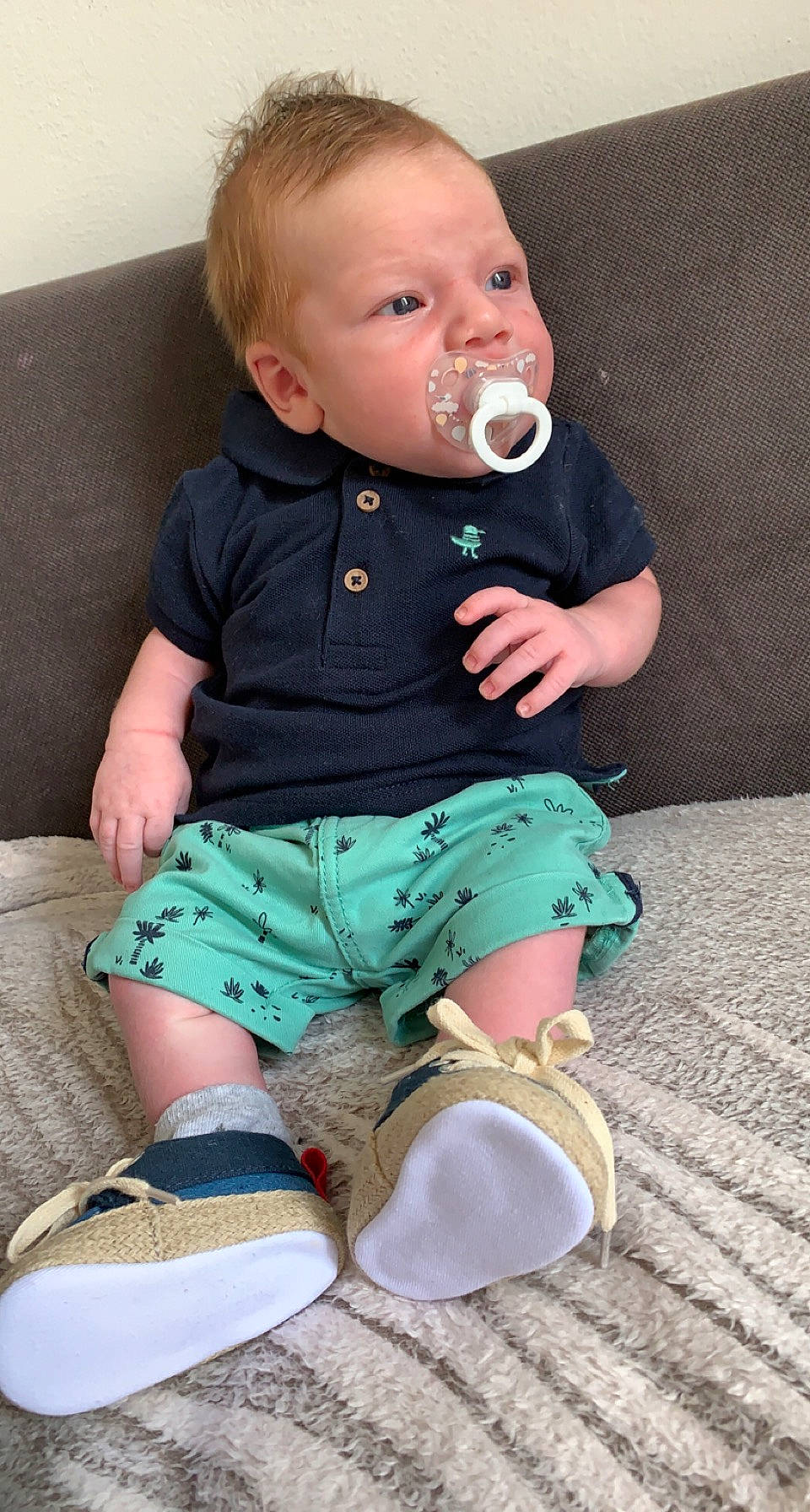 Kaïs participe au concours pour gagner de l'argent avec cette photo : arm, baby, baby_toddler_clothing, cheek, comfort, eye, face, green, head, human_body, iris, knee, leg, lip, neck, person, pink, skin, sleeve, thigh