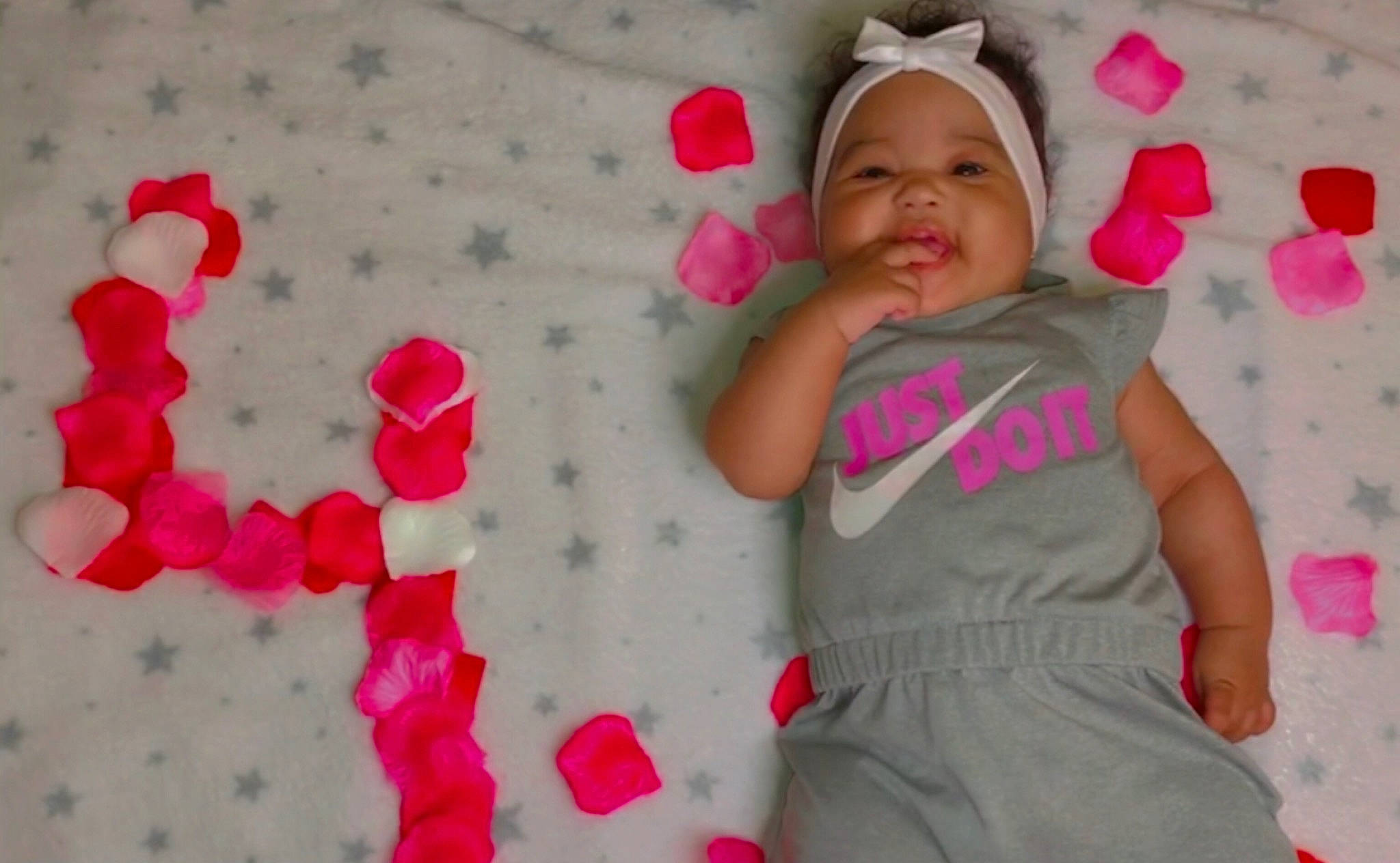 Kylie participe au concours pour gagner de l'argent avec cette photo : arm, blue, cheek, dress, face, finger, fun, green, hairstyle, head, headwear, human, human_body, lip, party_supply, pattern, people, person, product, room