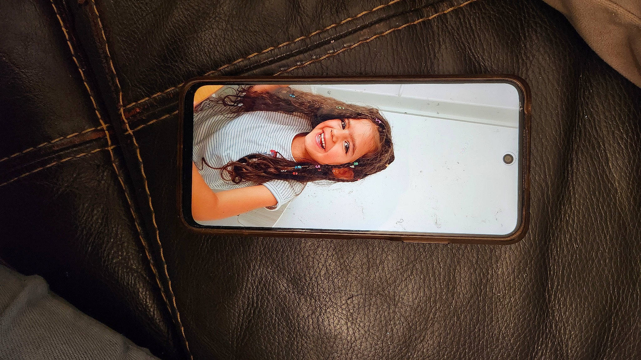 Nataly participe au concours pour gagner de l'argent avec cette photo : automotive_design, bag, comfort, communication_device, couch, electronic_device, eyelash, eyewear, fashion_accessory, flooring, gadget, joy, leather, linens, material_property, pattern, person, rectangle, room, tints_and_shades