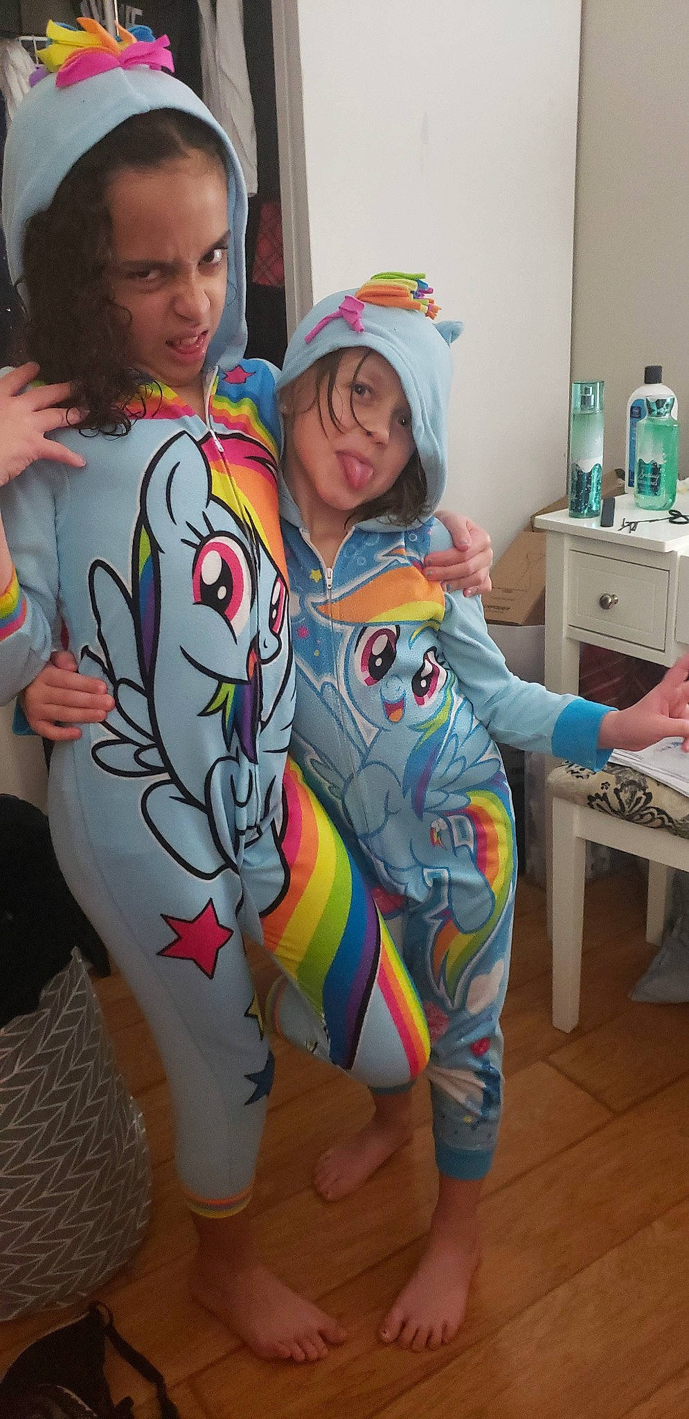 Coral is registered to the contest to win money with this photo: anger, arm, child, headwear, pajamas, person