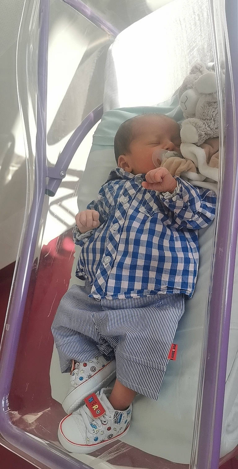 Juanito participe au concours pour gagner de l'argent avec cette photo : baby, baby_products, baby_safety, baby_toddler_clothing, child, comfort, fun, human_leg, knee, leisure, linens, pattern, person, room, sitting, standing, t_shirt, toddler, transport, travel