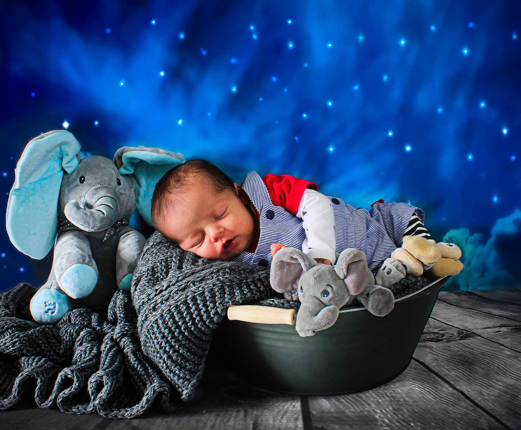 Juanito participe au concours pour gagner de l'argent avec cette photo : arm, azure, baby, baby_sleeping, baby_toddler_clothing, blue, child, cloud, comfort, electric_blue, event, flash_photography, fun, happy, leisure, person, plant, sky, space, toddler