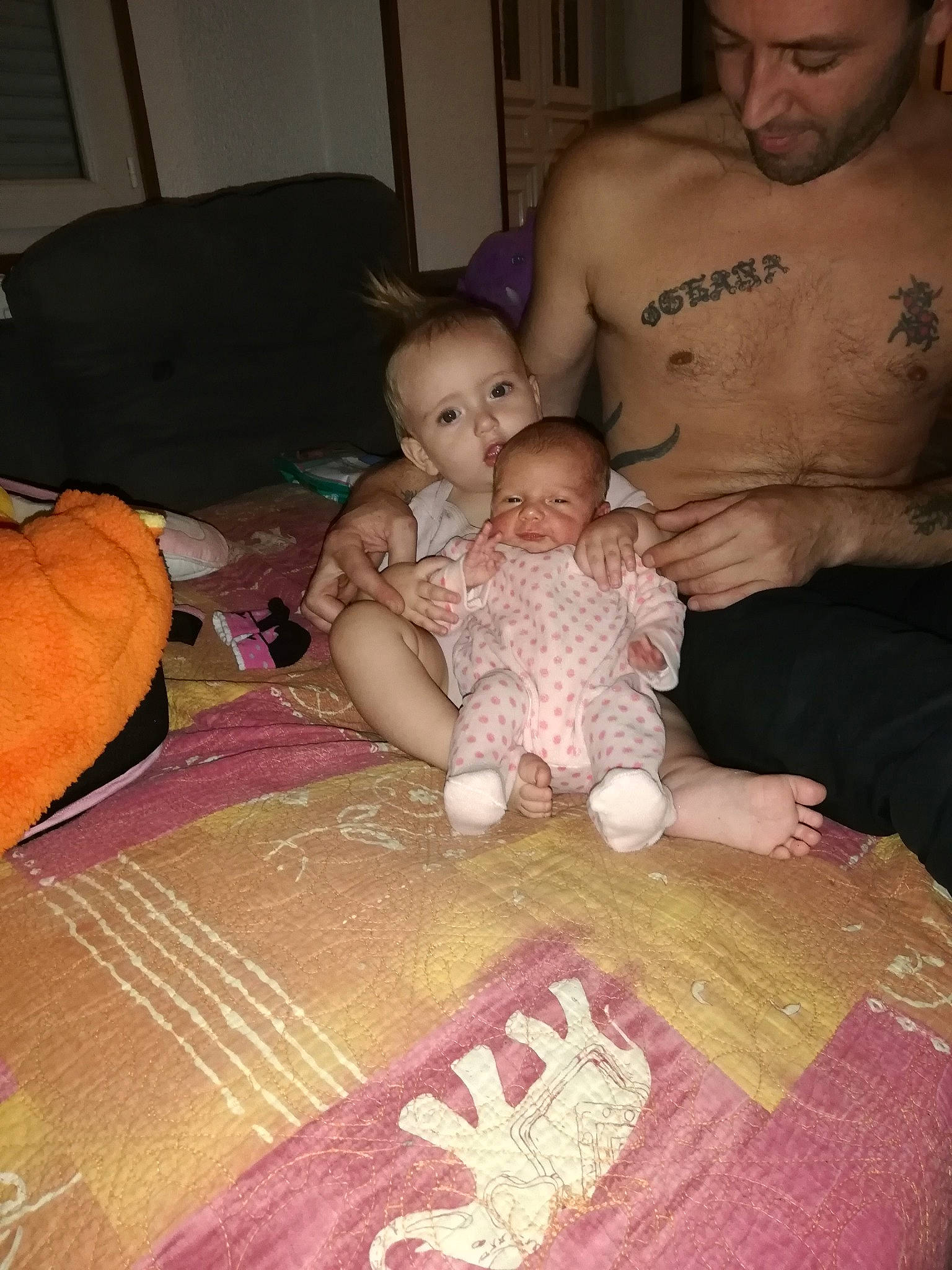 Cheyenne a rejoint le concours — aidez-le/la à gagner de superbes lots ! baby, child, family, fun, lap, person, room, sitting, skin, toddler