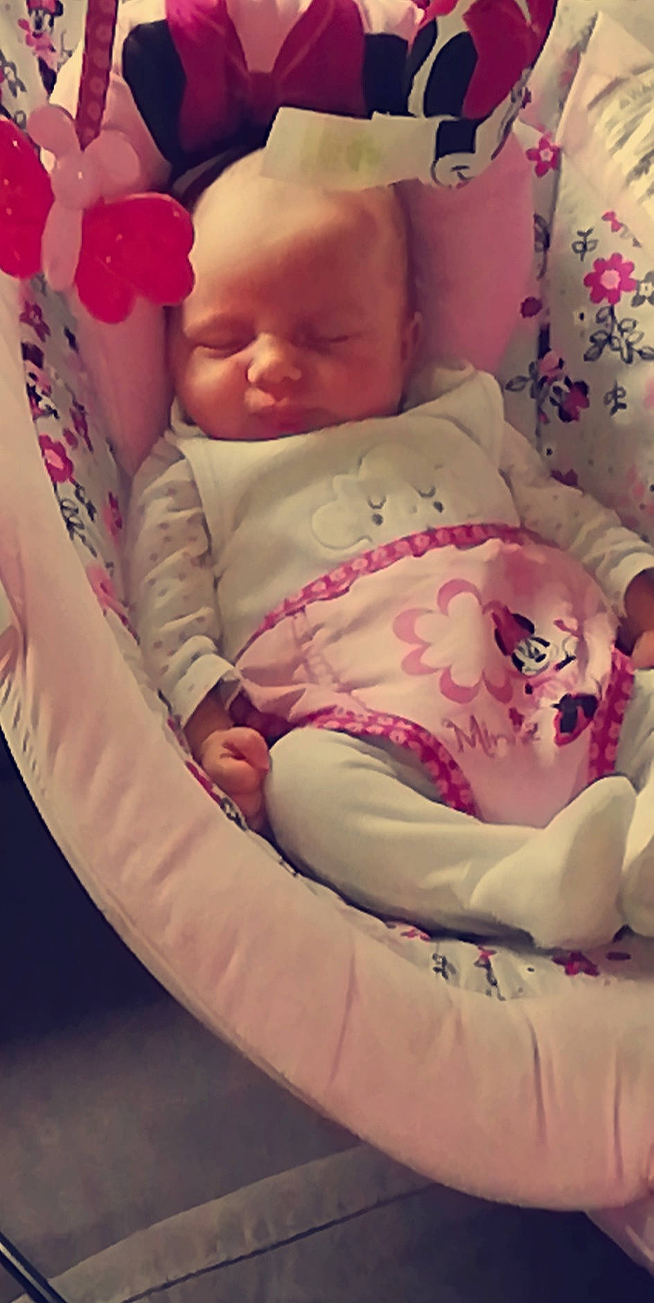 Cheyenne participe au concours pour gagner de l'argent avec cette photo : baby, baby_products, baby_sleeping, bedtime, birth, cheek, child, comfort, furniture, nap, person, pink, product, sleep, textile, toddler