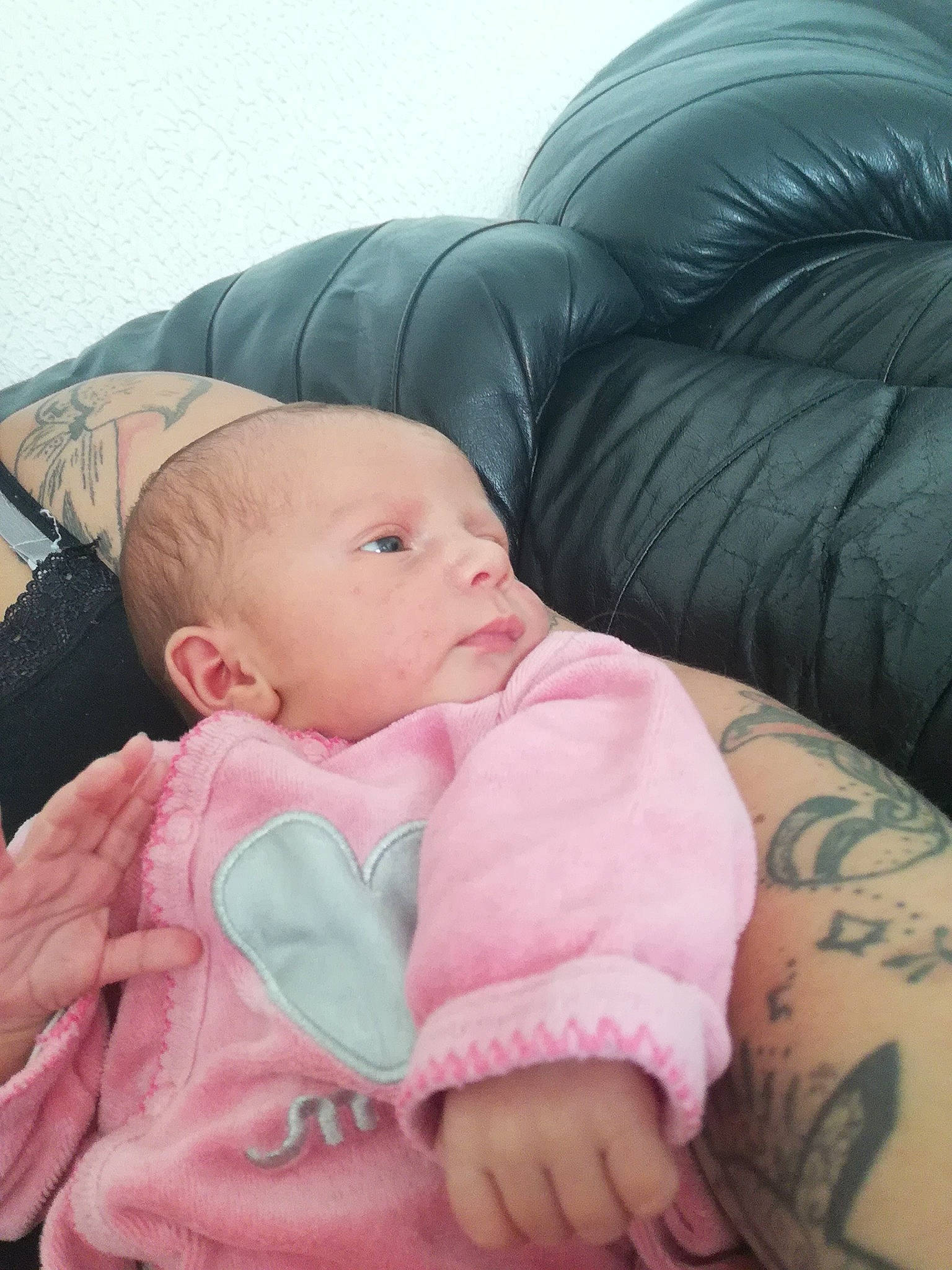 Cheyenne a rejoint le concours — aidez-le/la à gagner de superbes lots ! baby, bedtime, birth, cheek, child, comfort, eye, face, hand, lip, nap, nose, person, pink, skin, sleep, toddler