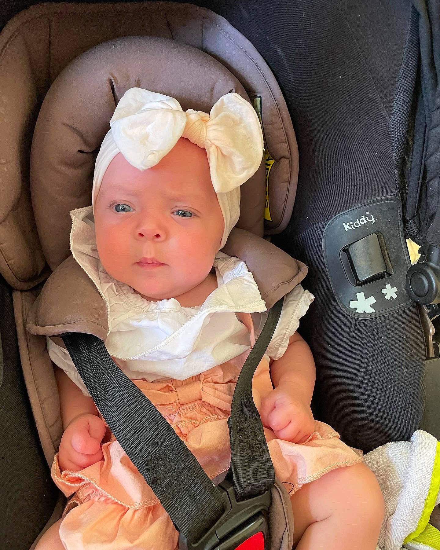 Emy Emma participe au concours pour gagner de l'argent avec cette photo : baby, baby_carriage, baby_products, baby_safety, baby_toddler_clothing, car_seat, cheek, child, chin, comfort, fashion_accessory, finger, hat, head, headwear, iris, person, product, sitting, skin