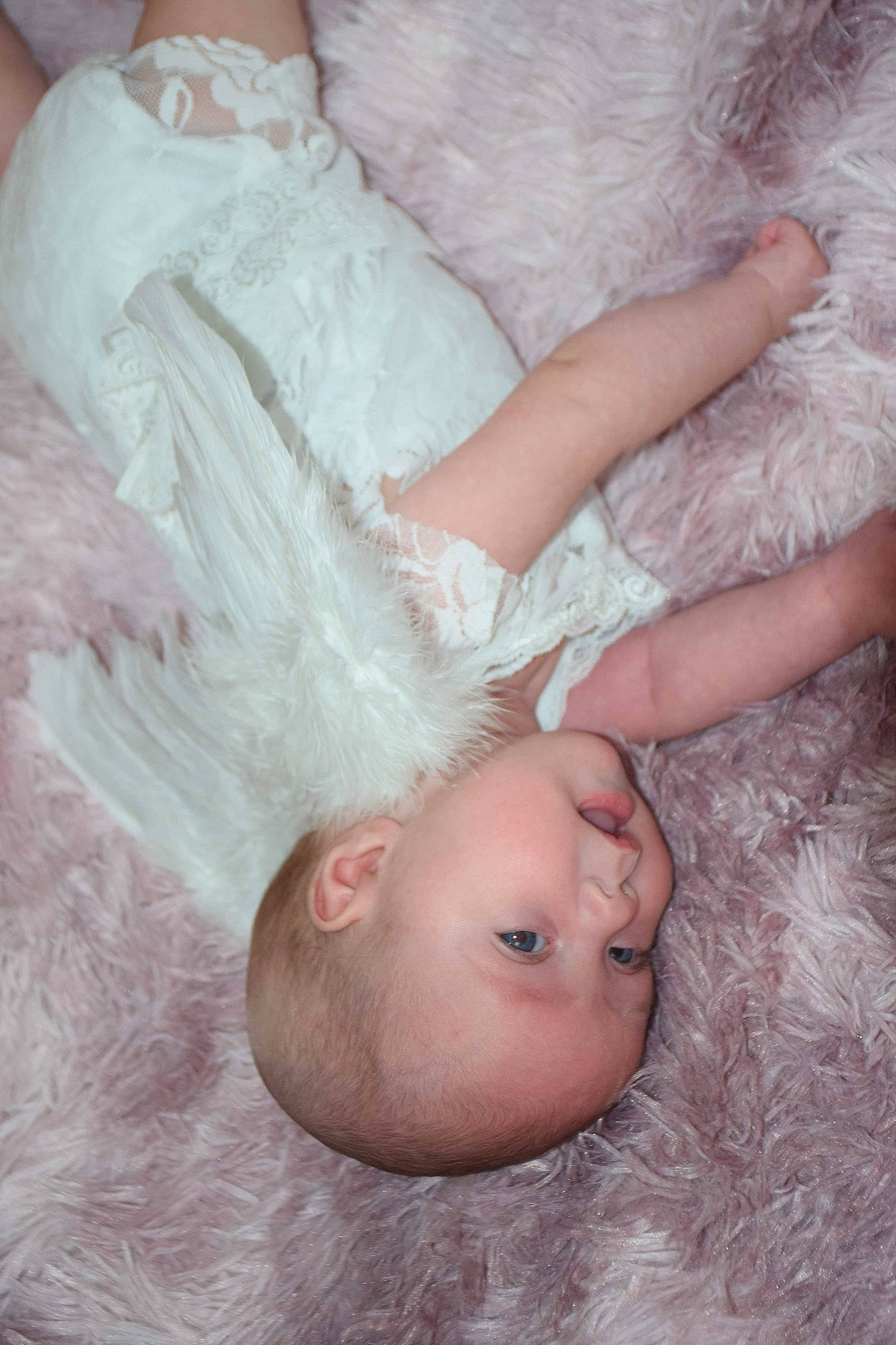 Emy Emma a rejoint le concours — aidez-le/la à gagner de superbes lots ! arm, baby, cheek, chest, comfort, eye, eyelash, finger, gesture, hand, head, human_body, iris, lip, person, pink, skin, stomach, textile, thumb