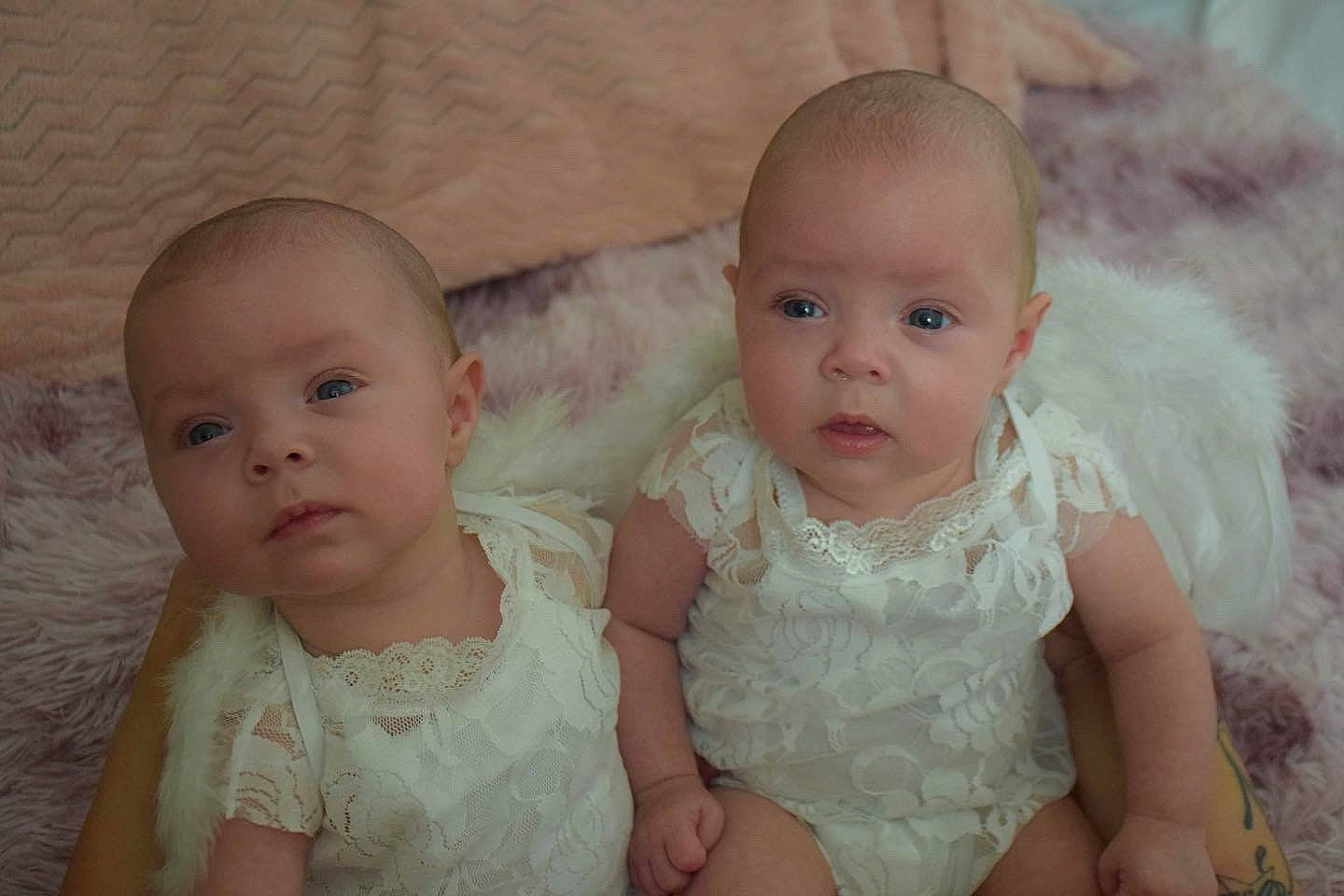 Emy Emma a rejoint le concours — aidez-le/la à gagner de superbes lots ! baby, baby_toddler_clothing, cheek, child, dress, embellishment, eye, face, finger, flash_photography, hair, happy, head, interaction, iris, neck, nose, person, pink, skin