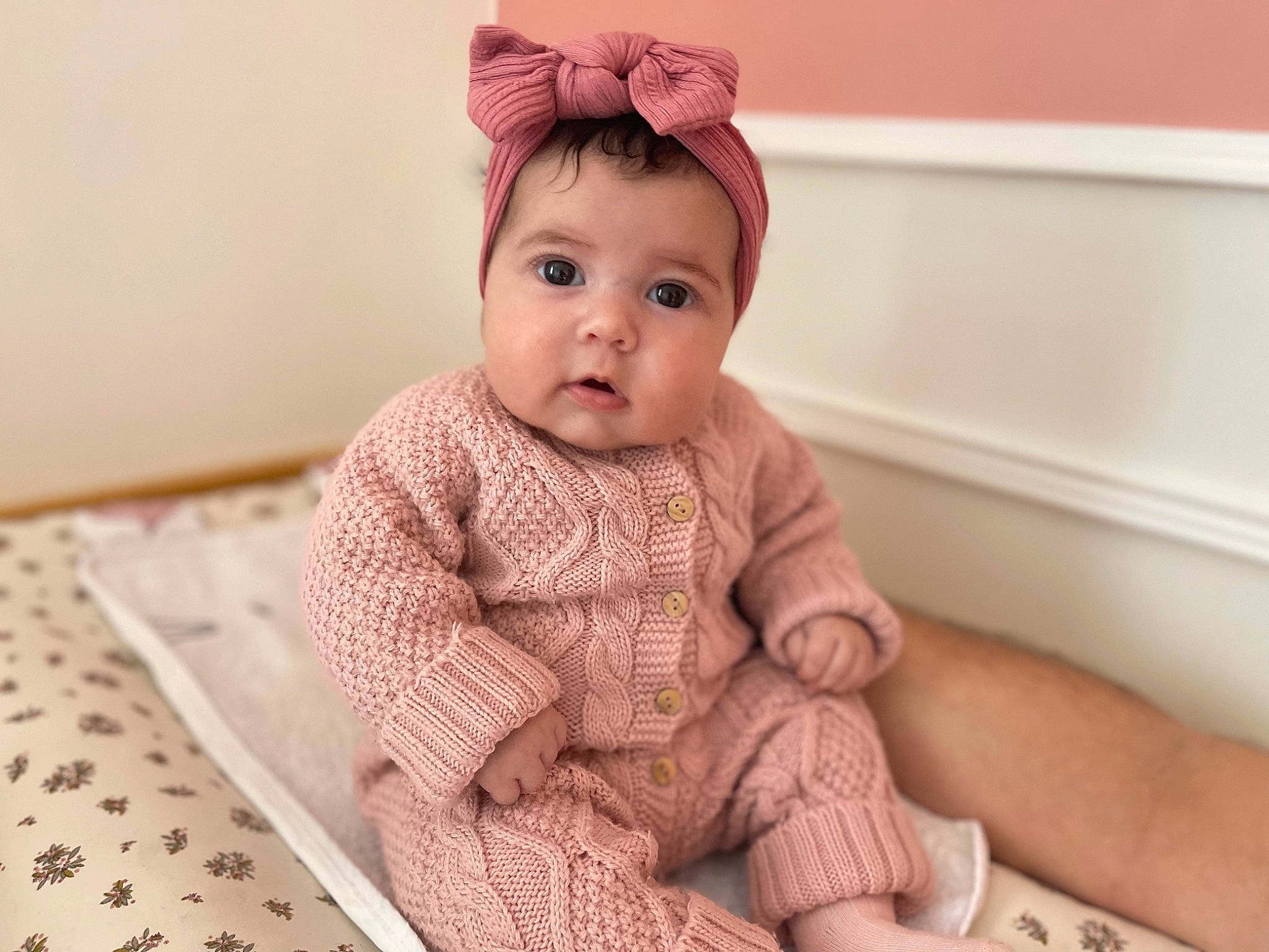 Maria participe au concours pour gagner de l'argent avec cette photo : baby, baby_toddler_clothing, cheek, child, comfort, dress, face, fashion_accessory, flooring, foot, happy, human_leg, lip, neck, pattern, person, sitting, skin, sleeve, toddler