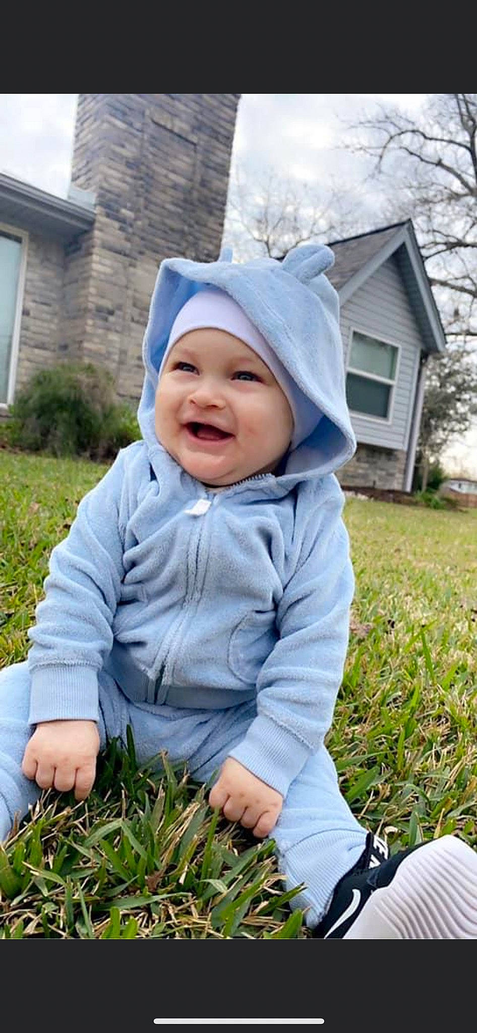 Levii is registered to the contest to win money with this photo: baby, baby_laughing, baby_toddler_clothing, backyard, child, cottage, garden, grass, grass_family, headwear, home, hood, house, laugh, lawn, nose, person, sedge_family, siding, toddler