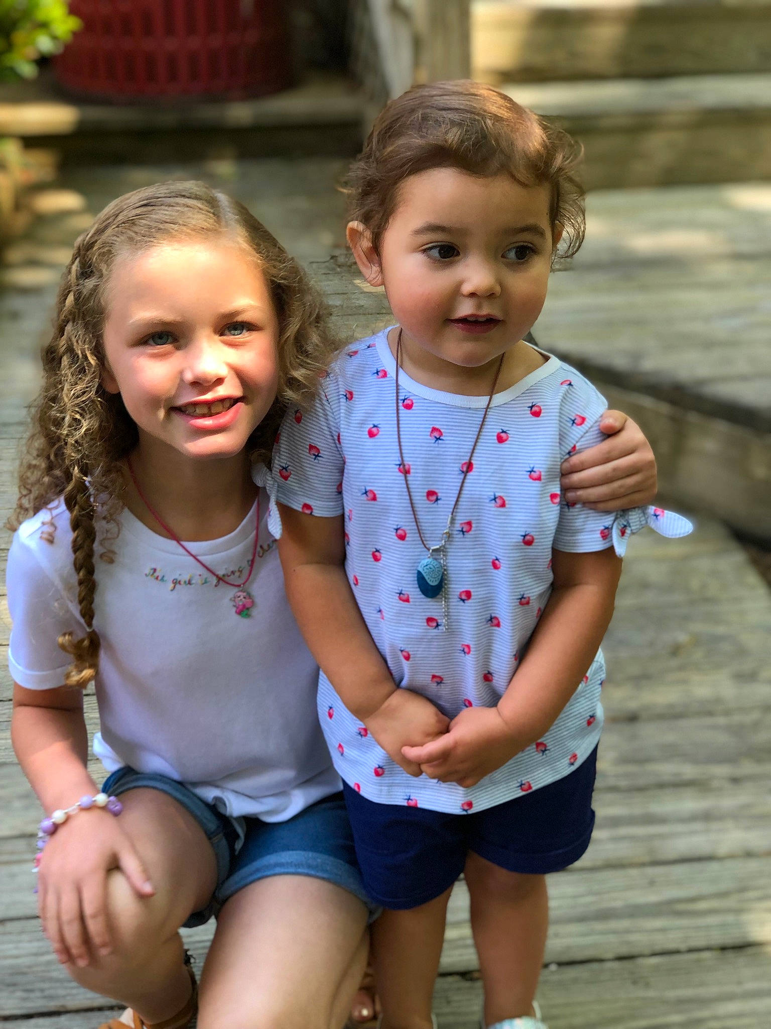 Miya is registered to the contest to win money with this photo: baby, child, daughter, face, family, fun, happy, joy, leisure, people, person, pink, sibling, sitting, skin, sleeve, smile, summer, t_shirt, toddler