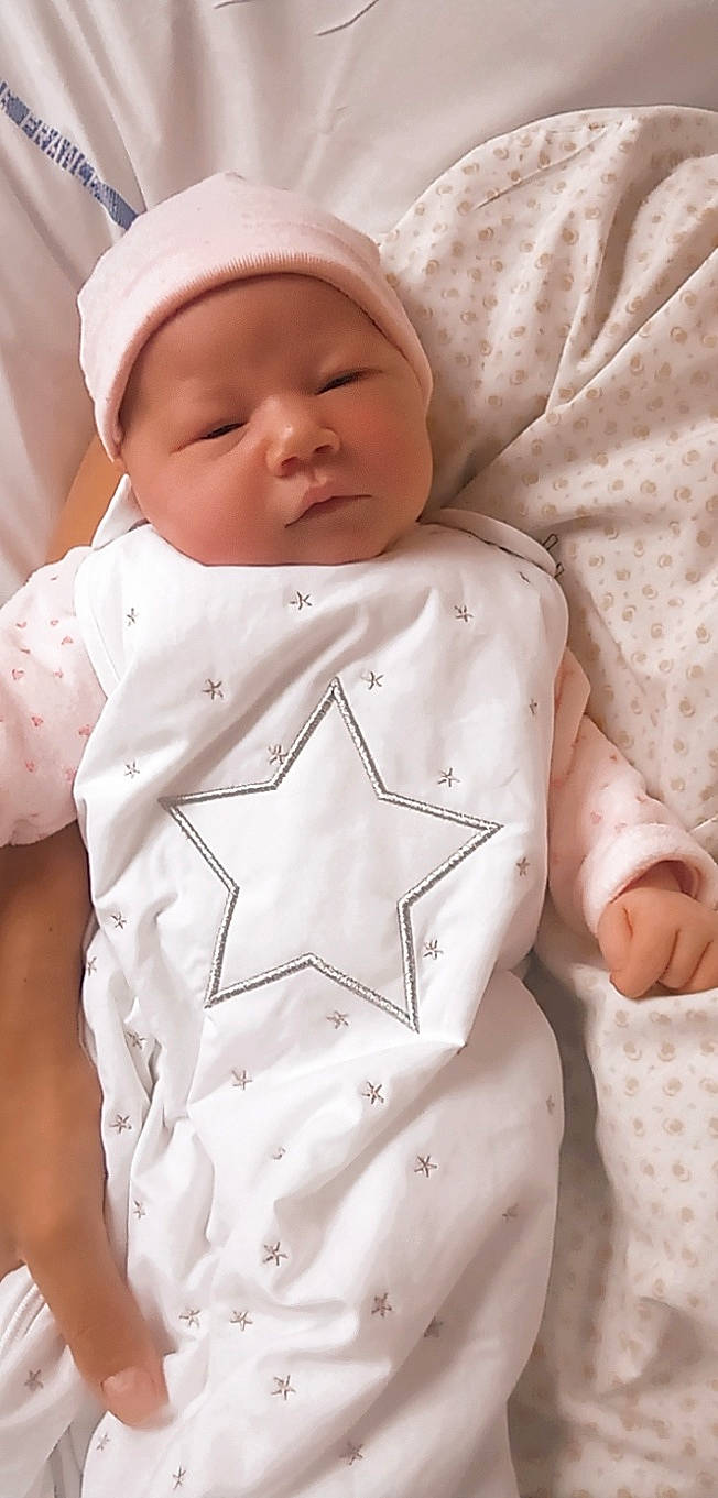 Mia a rejoint le concours — aidez-le/la à gagner de superbes lots ! baby, baby_sleeping, child, headwear, person, skin, toddler