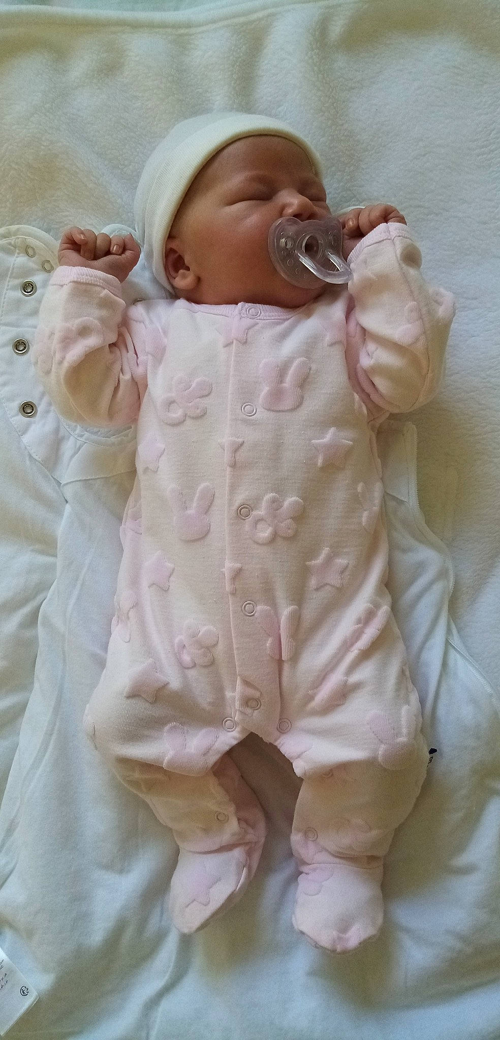 Mia a rejoint le concours — aidez-le/la à gagner de superbes lots ! baby, baby_toddler_clothing, child, person, product, sleeve, toddler