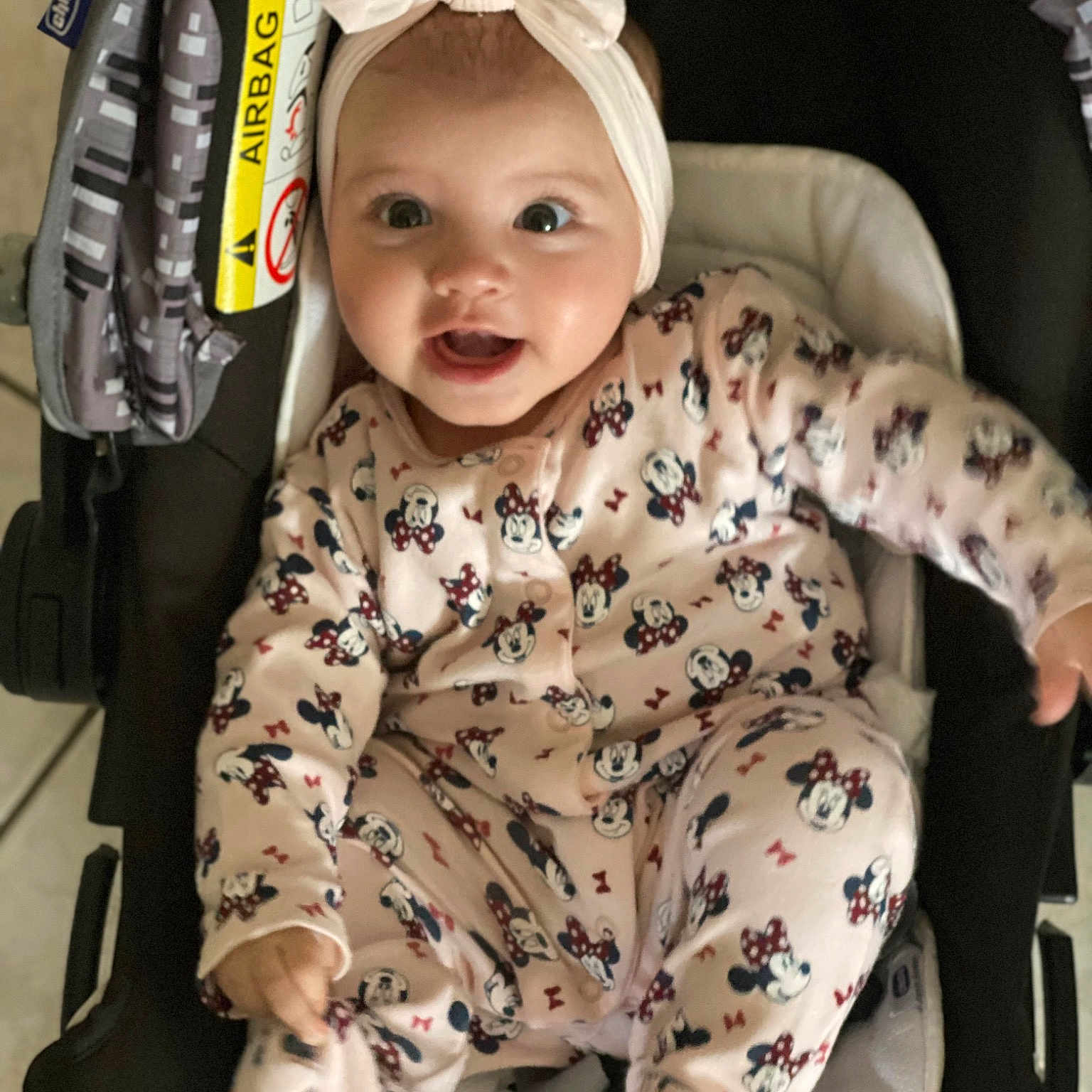 Deyae a rejoint le concours — aidez-le/la à gagner de superbes lots ! baby, baby_carriage, baby_products, baby_safety, baby_toddler_clothing, bag, car_seat, child, comfort, face, fashion_accessory, fun, happy, pattern, personal_protective_equipment, sitting, sleeve, smile, t_shirt, toddler