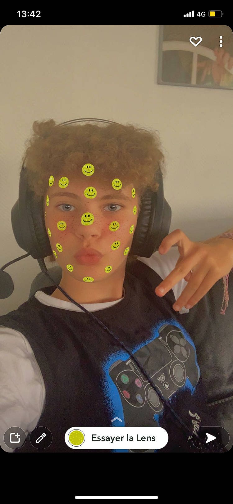 Chloé a rejoint le concours — aidez-le/la à gagner de superbes lots ! art, audio_equipment, cool, ear, electric_blue, eyewear, facial_hair, fashion_accessory, forehead, fun, gadget, gesture, neck, paint, person, personal_protective_equipment, sleeve, sports_gear, t_shirt, vision_care