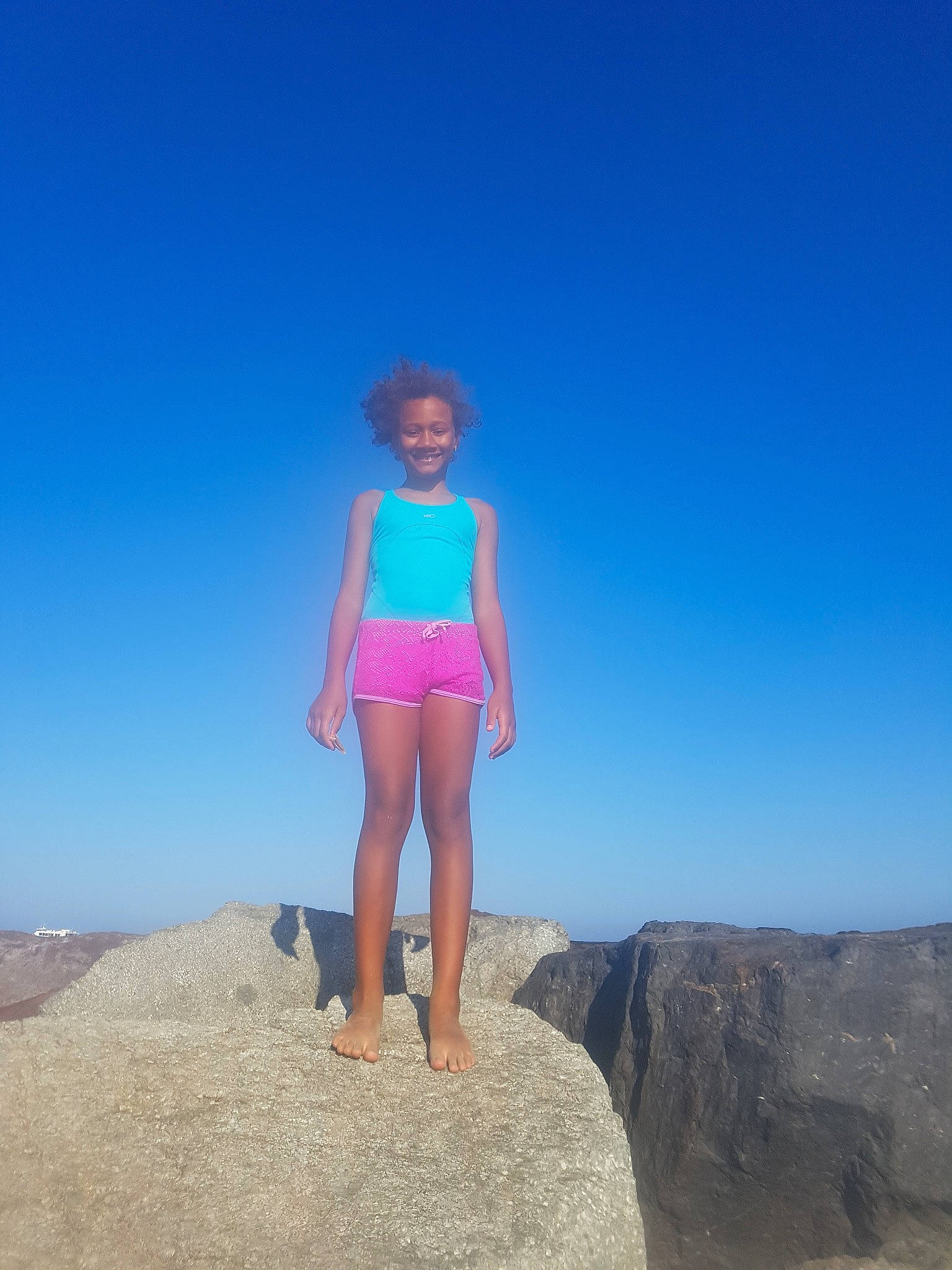 Ilana participe au concours pour gagner de l'argent avec cette photo : beach, blue, child, fun, joy, landscape, leisure, person, pink, rock, sand, sea, sky, summer, tourism, vacation