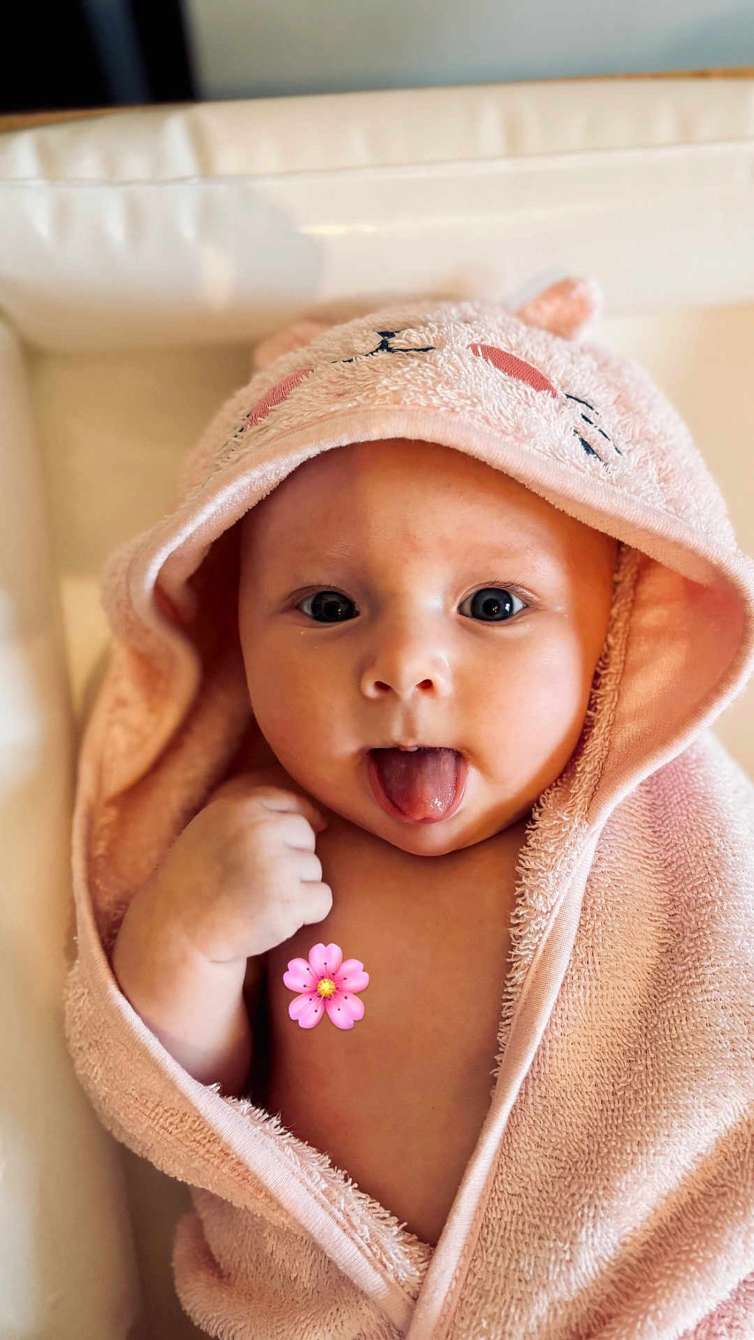 Victoire participe au concours pour gagner de l'argent avec cette photo : baby, child, towel, hood, pink, face, tongue, cute, playful, bathroom, skin, infant, person, expression, indoors, soft, wrapped, small, young, adorable