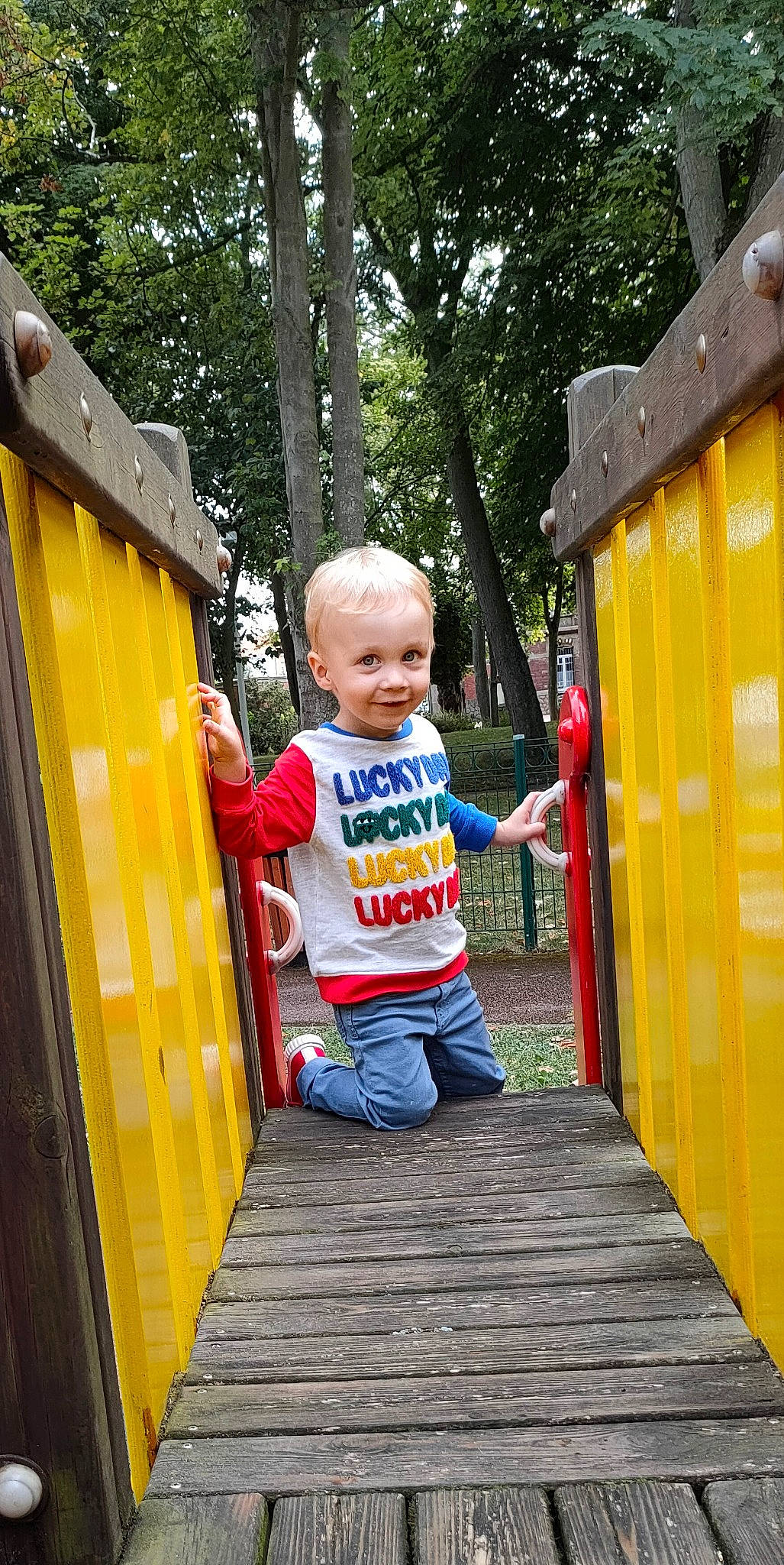 Owen a rejoint le concours — aidez-le/la à gagner de superbes lots ! baby_toddler_clothing, child, city, fun, grass, home, joy, leaf, leisure, outdoor_play_equipment, person, playground, recreation, shorts, smile, spring, t_shirt, toddler, tree, wood